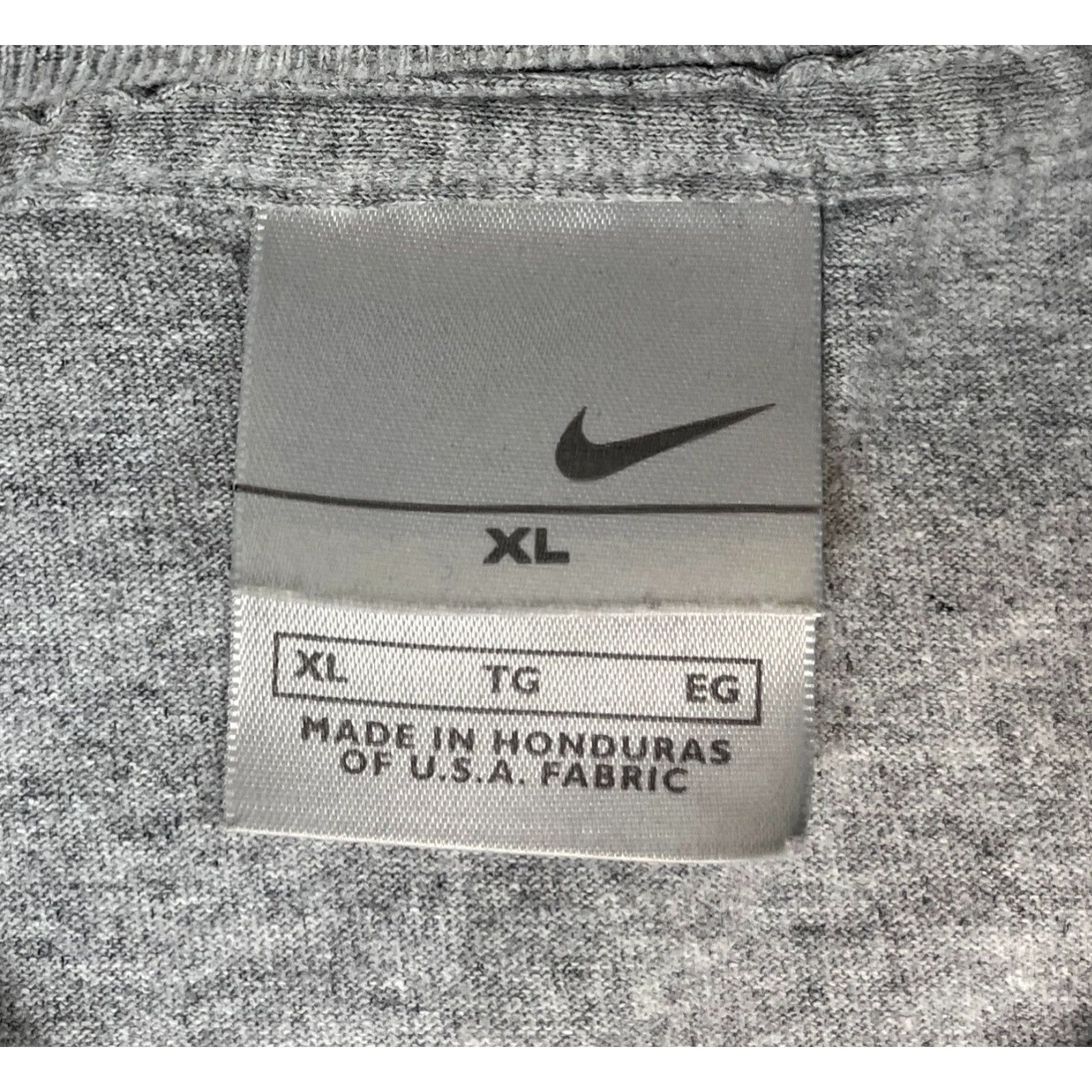 Nike VINTAGE Nike Chicago T-Shirt Mens XL Heather Gray Short Sleeve Crew Neck 2000s 2006 Vintage Chicago Nike Mens XL T-Shirt Size US XL / EU 56 / 4 - 4 Thumbnail