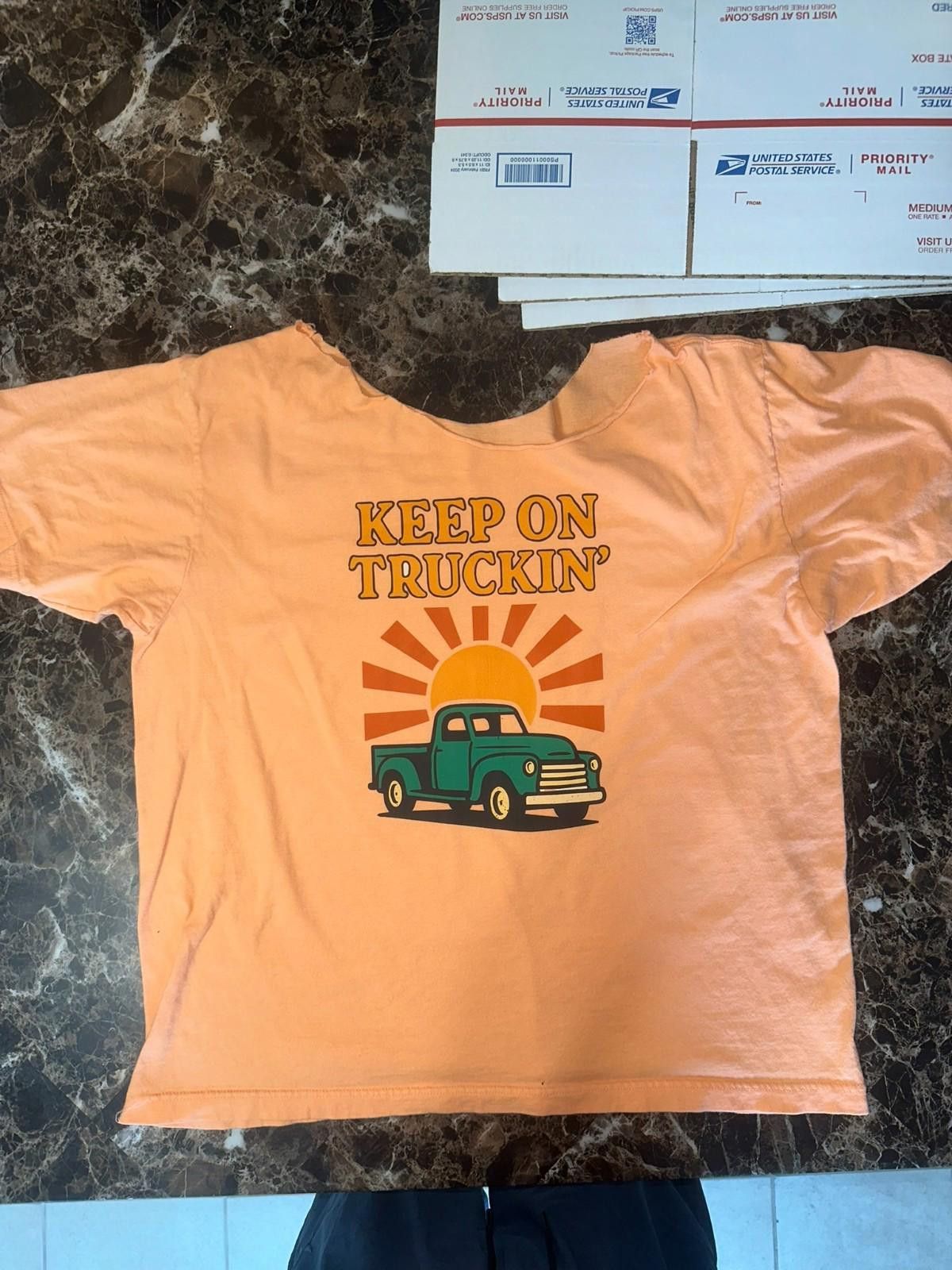 The Unbranded Brand Distressed Tee 2XL – Truckin’ Vibes, DIY Crop Style Size XXL / US 16-18 / IT 52-54 - 4 Thumbnail