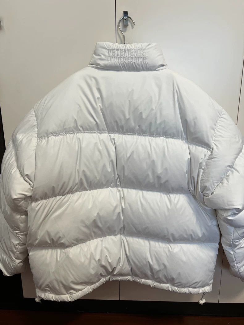 Vetements vetementsWhite down jacket 2503-Nextarrow Size US XS / EU 42 / 0 - 2 Thumbnail