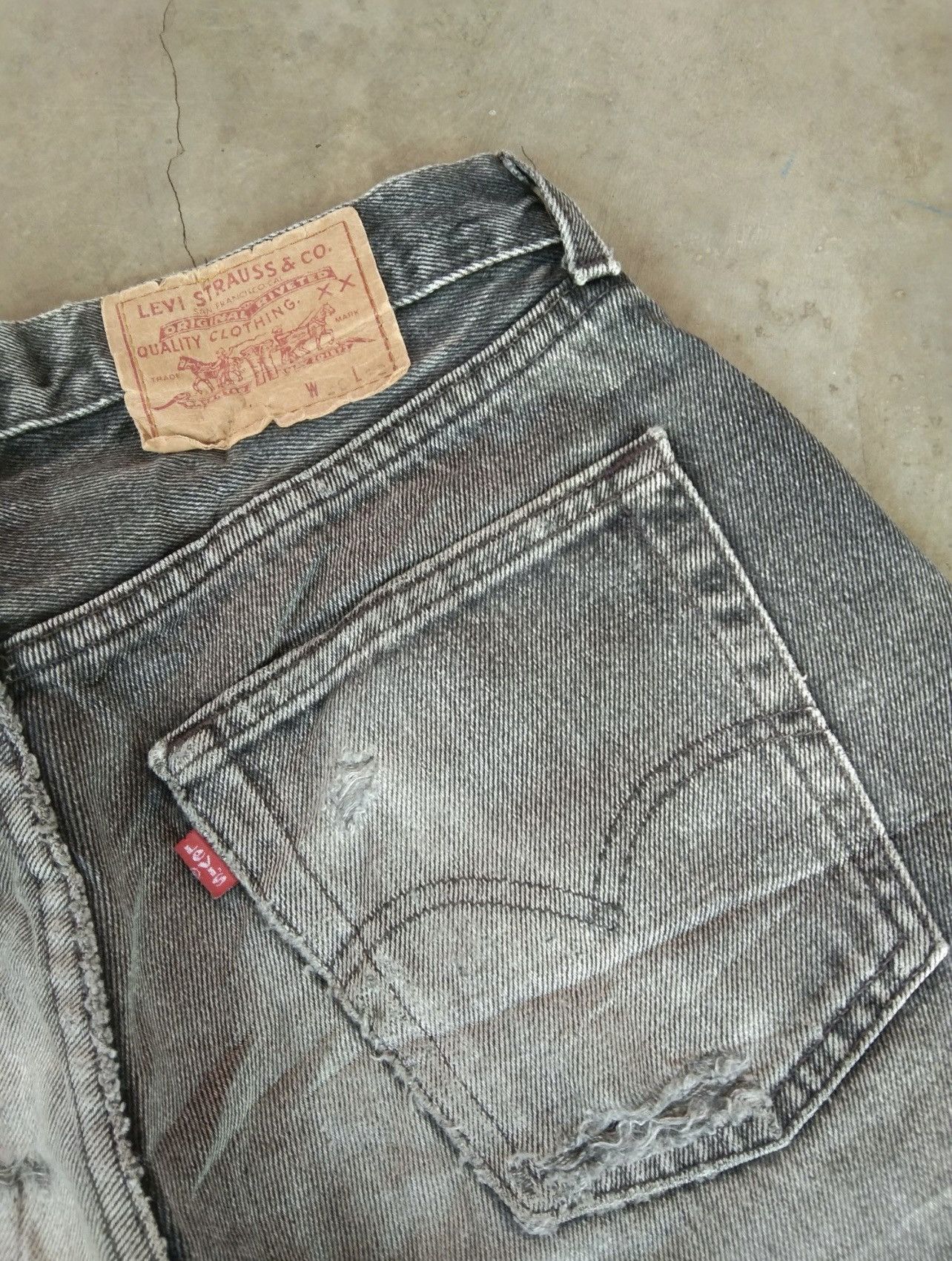 Levi's 90s Vintage Levi's 501 Faded Black Distressed Jeans 30x32 Size US 30 / EU 46 - 4 Thumbnail