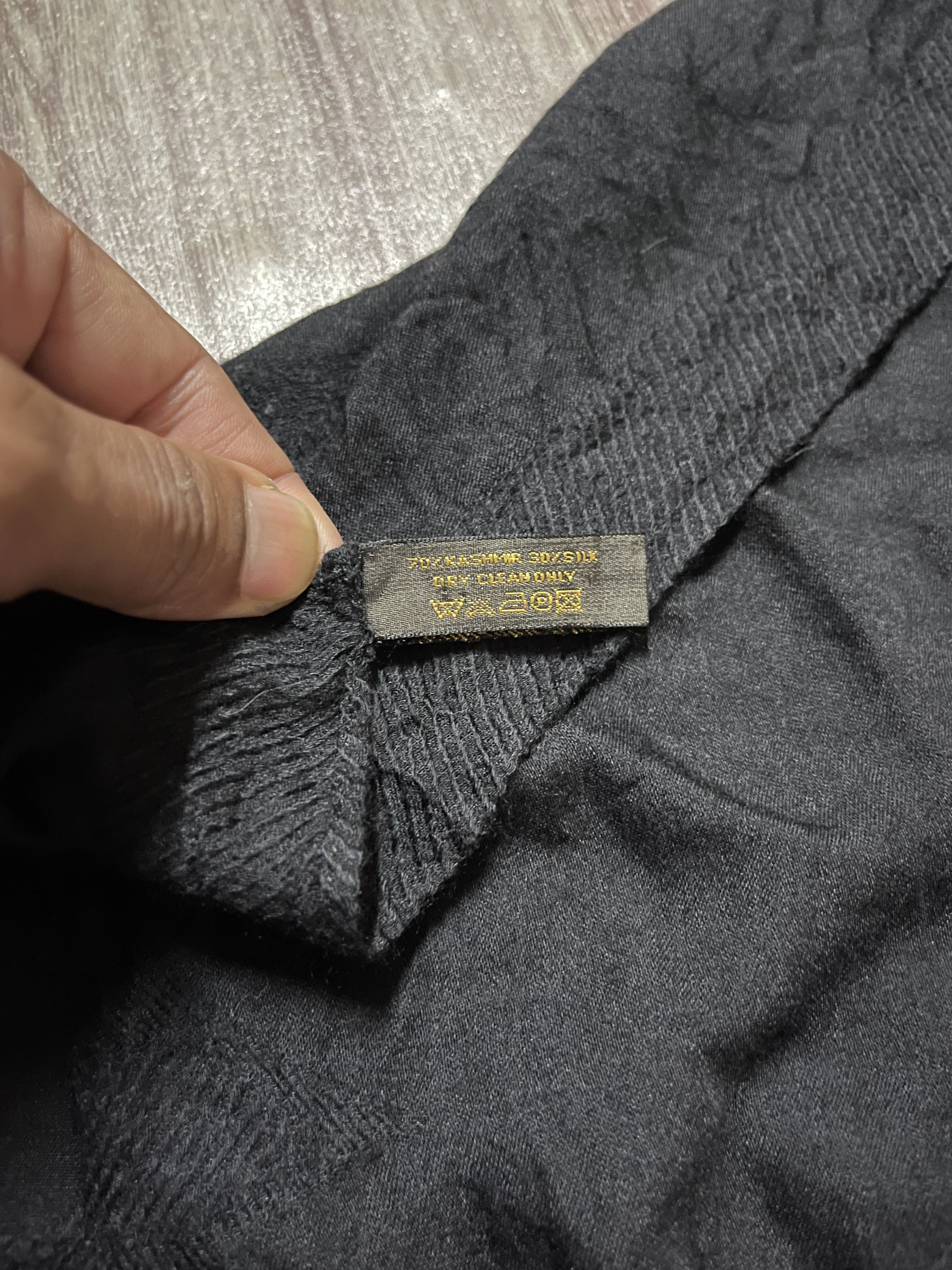 Louis Vuitton Louis vuitton monogram all black long scarf Size ONE SIZE - 4 Thumbnail