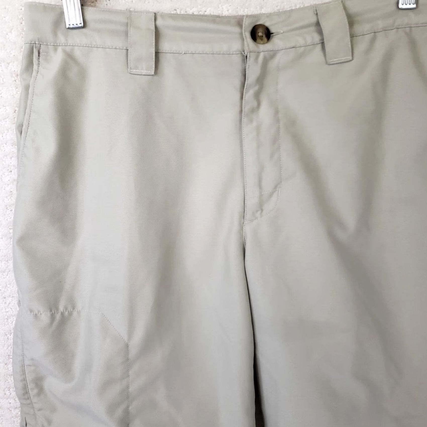Vintage Columbia Men's Beige Shorts Bermuda 32x10 Cargo Pocket Zipper Flat Front Lightweight Breathable Polyester Short Inseam 10" Casual Outdoor Sports Logo Size US 32 / EU 48 - 2 Thumbnail