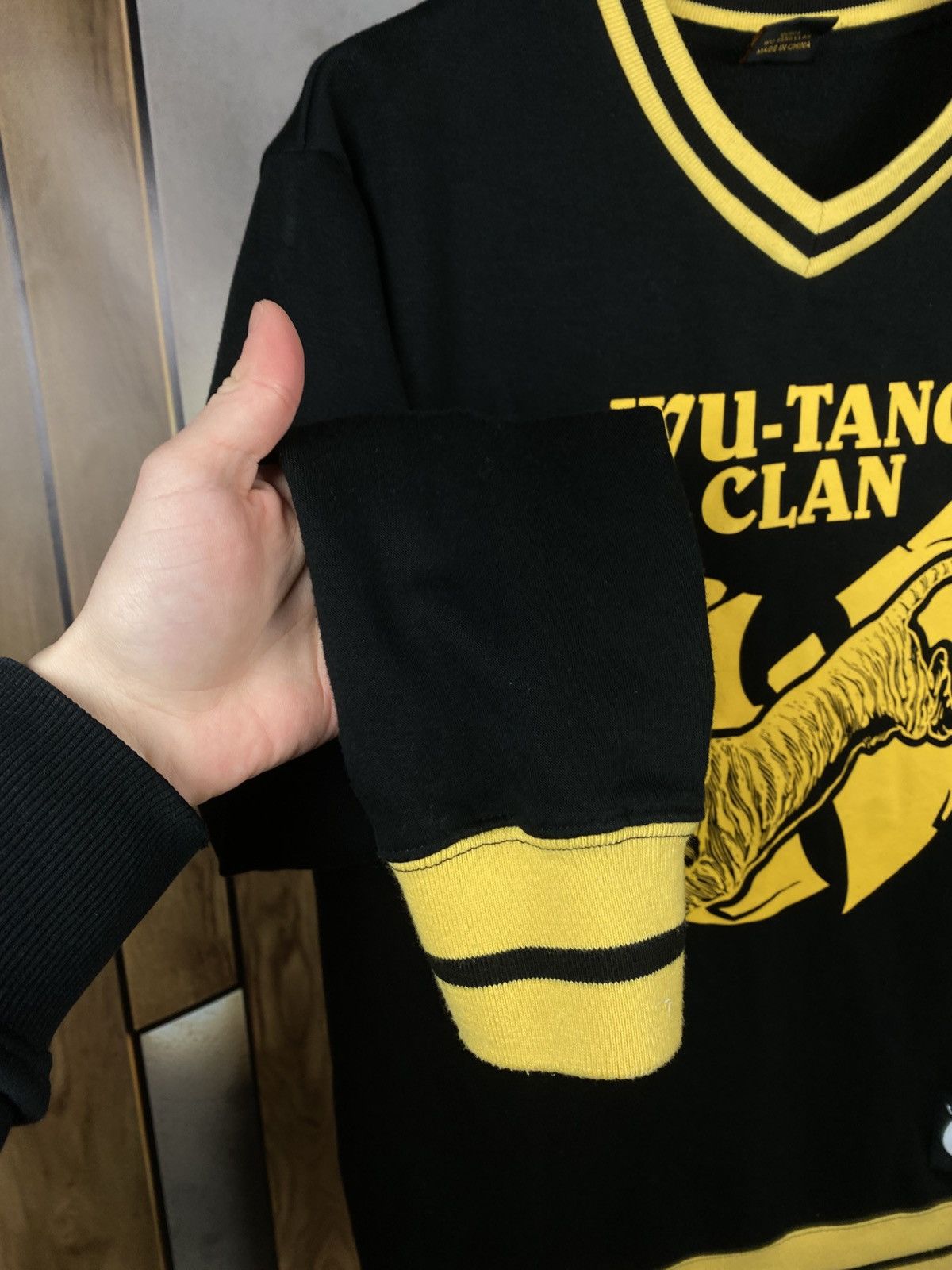 Wu-Tang Clan 🎙️Sweatshirt V-neck Wu Tang Rap Tee🎙️ Size US M / EU 48-50 / 2 - 4 Thumbnail