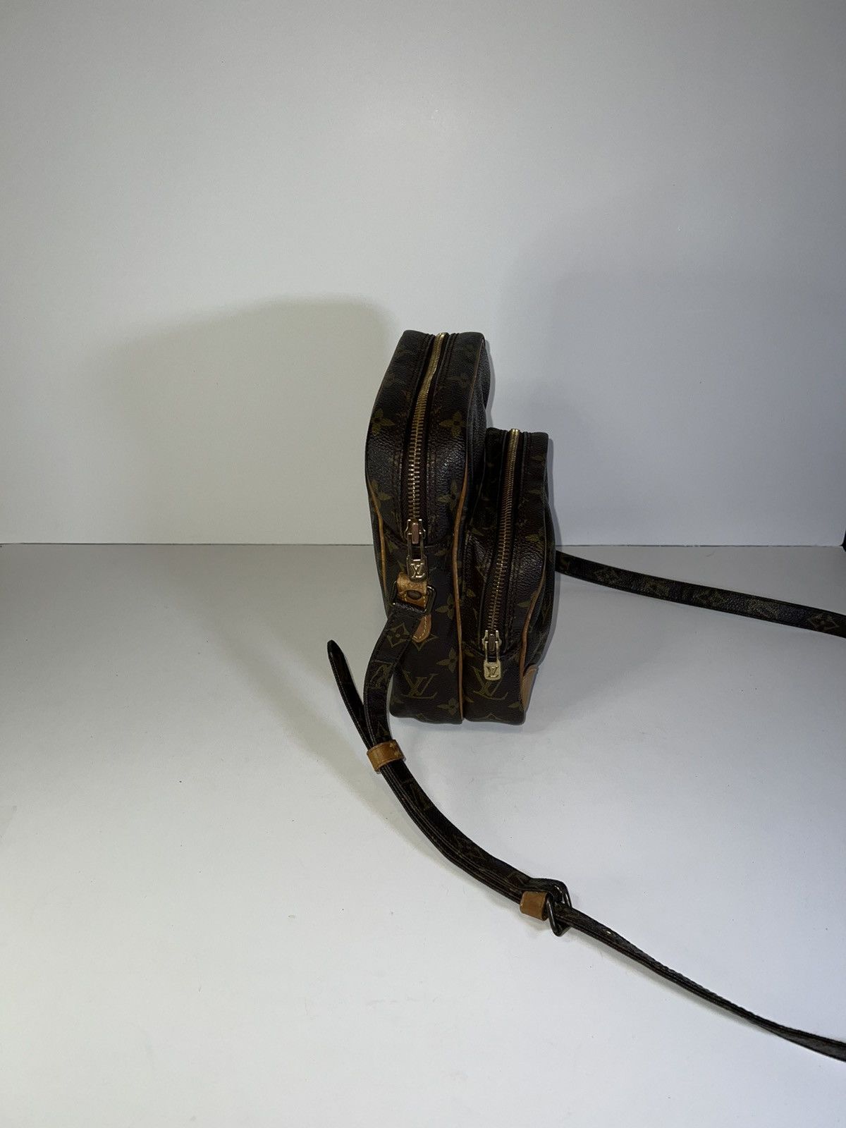Louis Vuitton Louis Vuitton Amazone Monogram Canvas crossbody bag. Adjust Size ONE SIZE - 3 Thumbnail