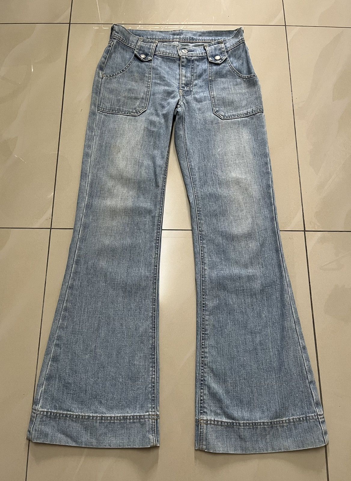 image of Levis Flare Jeans Distressed Faded Low Rise Wideleg in Faded Blue, Men's (Size 29)