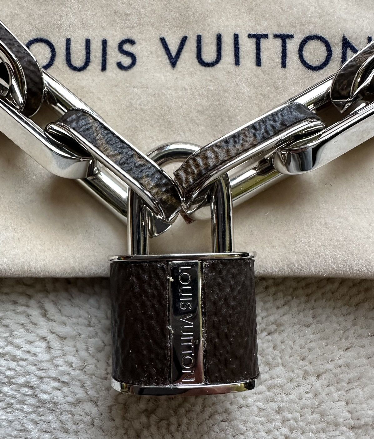 Louis Vuitton RARE Ltd Ed LOUIS VUITTON Monogram LOCK NECKLACE MP2029 Size ONE SIZE - 13 Thumbnail