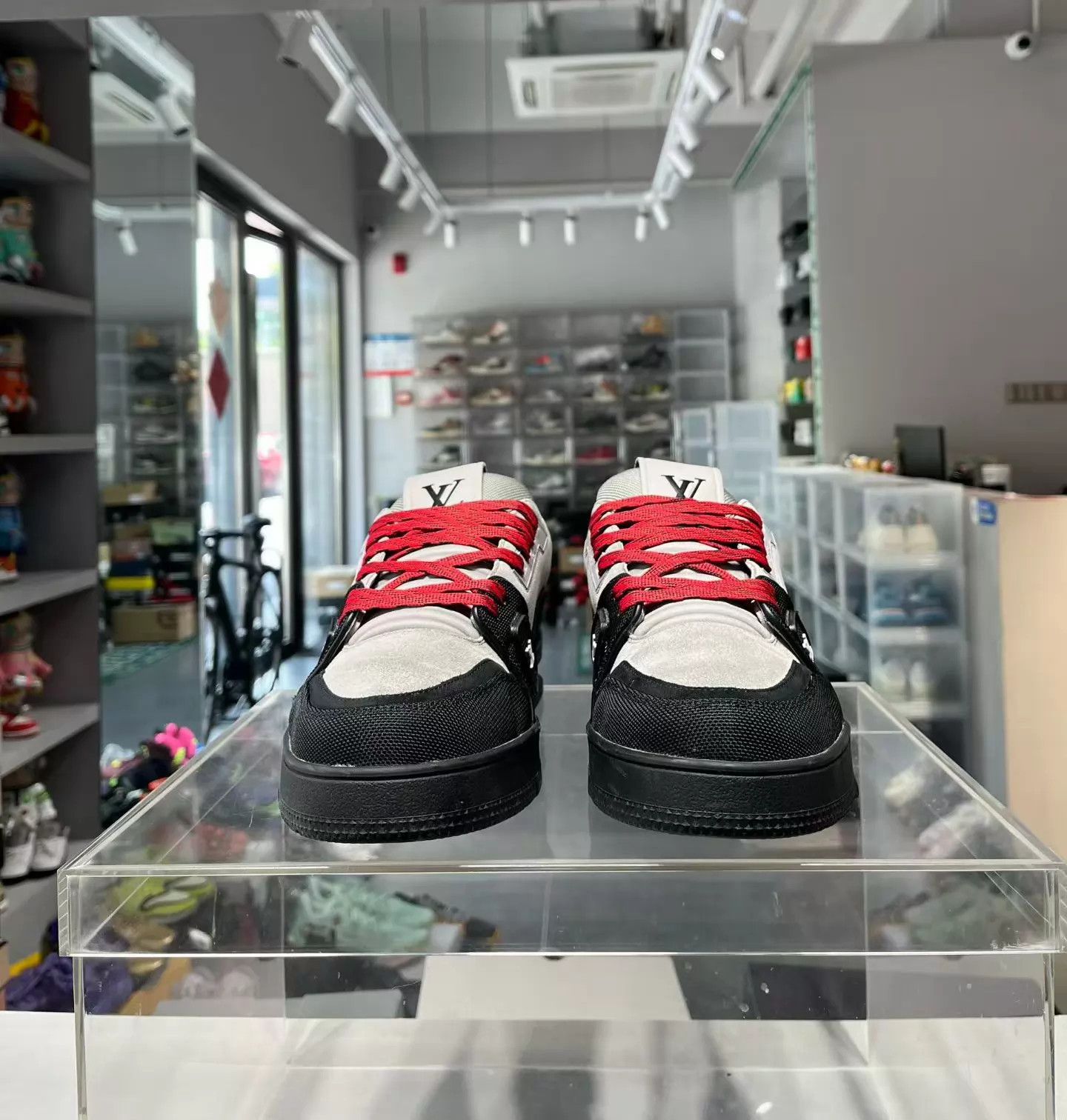 Louis Vuitton LV Trainer 26 Black/Gray 41.5 Worn a Few Times Size US 8.5 / EU 41-42 - 1 Thumbnail