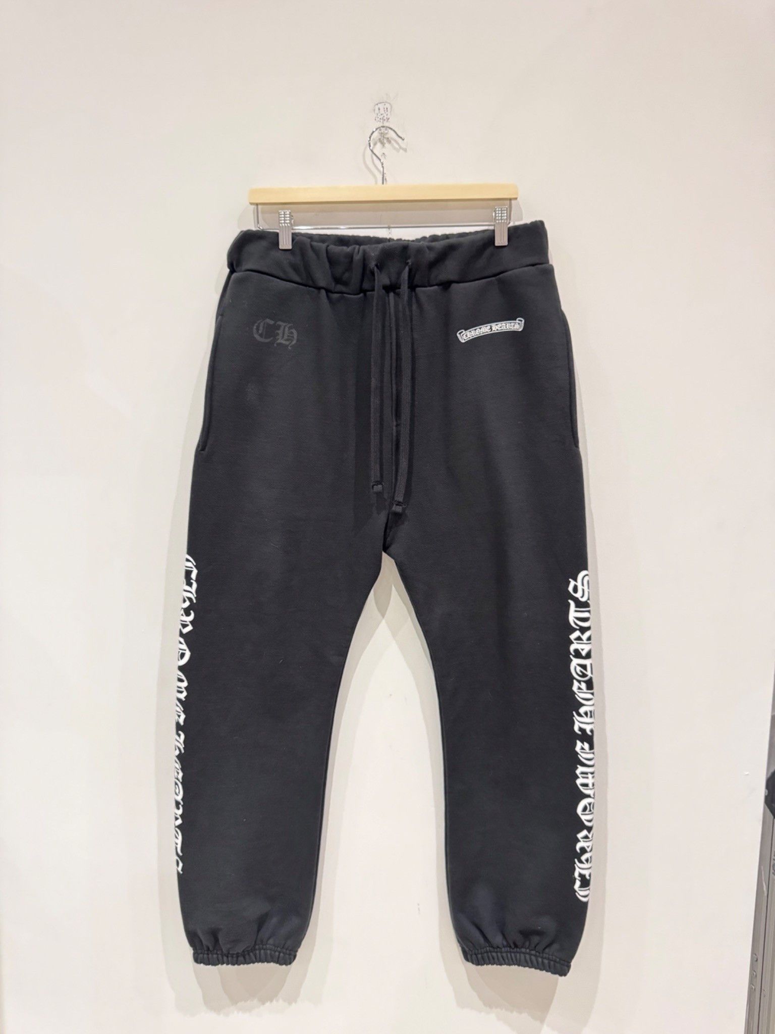 Chrome Hearts Chrome Hearts Scroll Logo Sweatpants Black Size US 32 / EU 48 - 1 Thumbnail