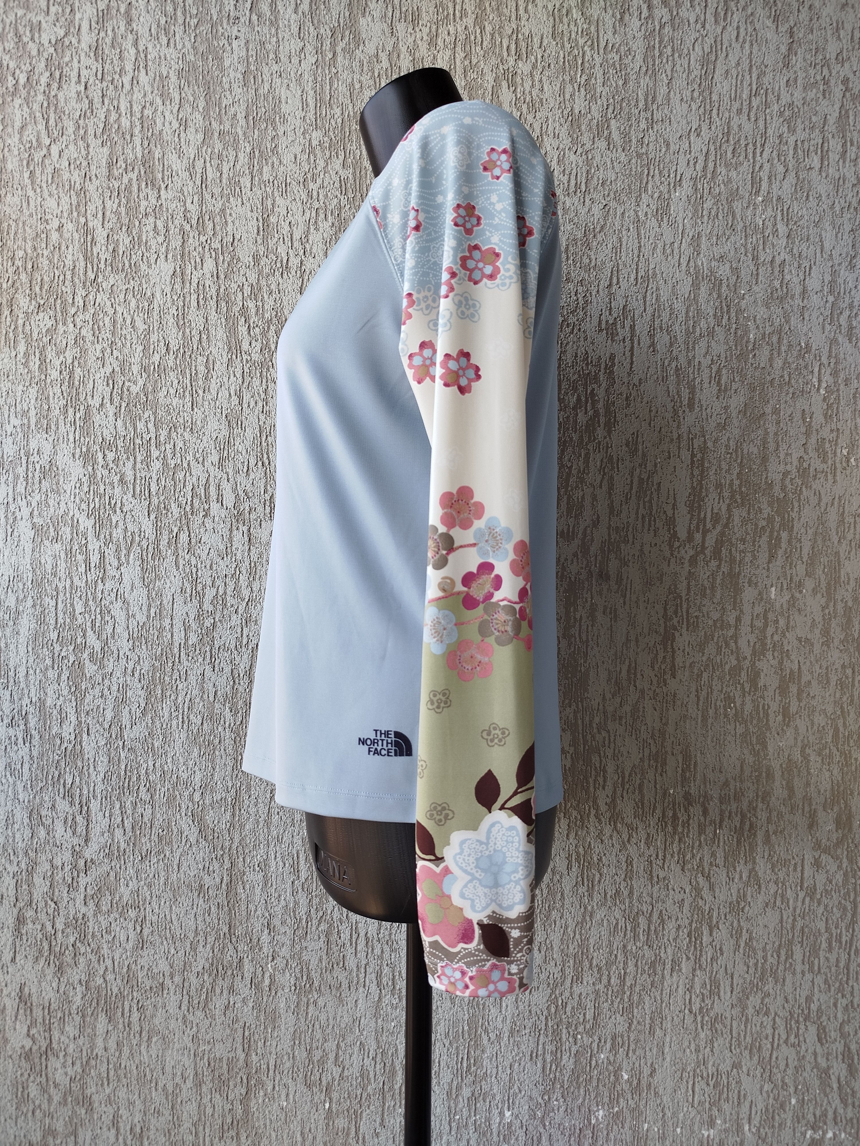 The North Face Womens Top Long Sleeve Blue Floral Lersey VaporWick Size L / US 10 / IT 46 - 6 Thumbnail