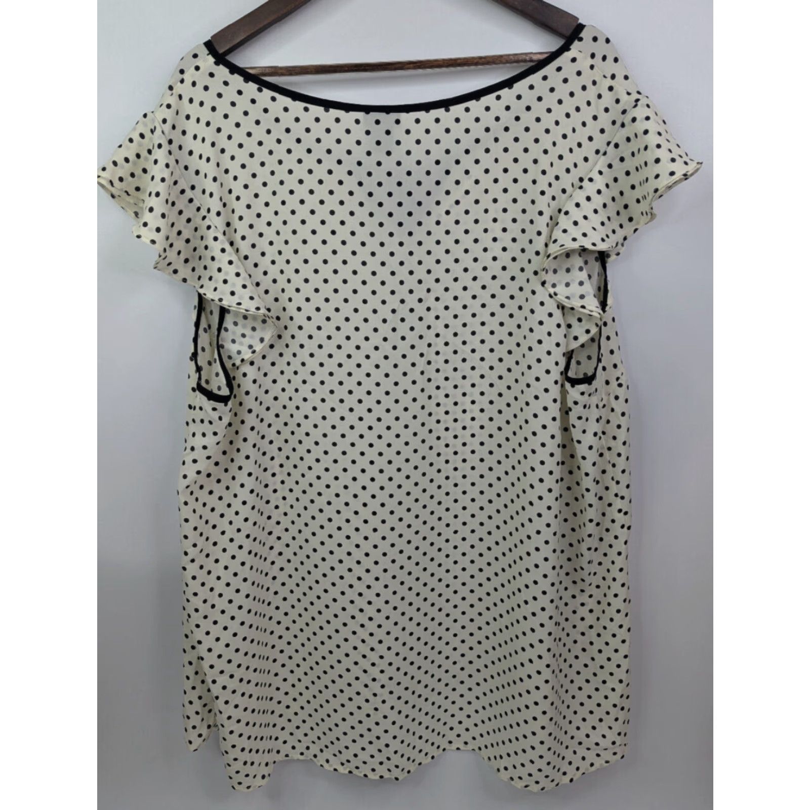 Torrid **Womens Ivory Plus Size 4 Polka Dot Flutter Sleeve Blouse** User: **Torrid Womens Ivory Plus Size 4 Polka Dot Flutter Sleeve Blouse** Size S / US 4 / IT 40 - 2 Thumbnail