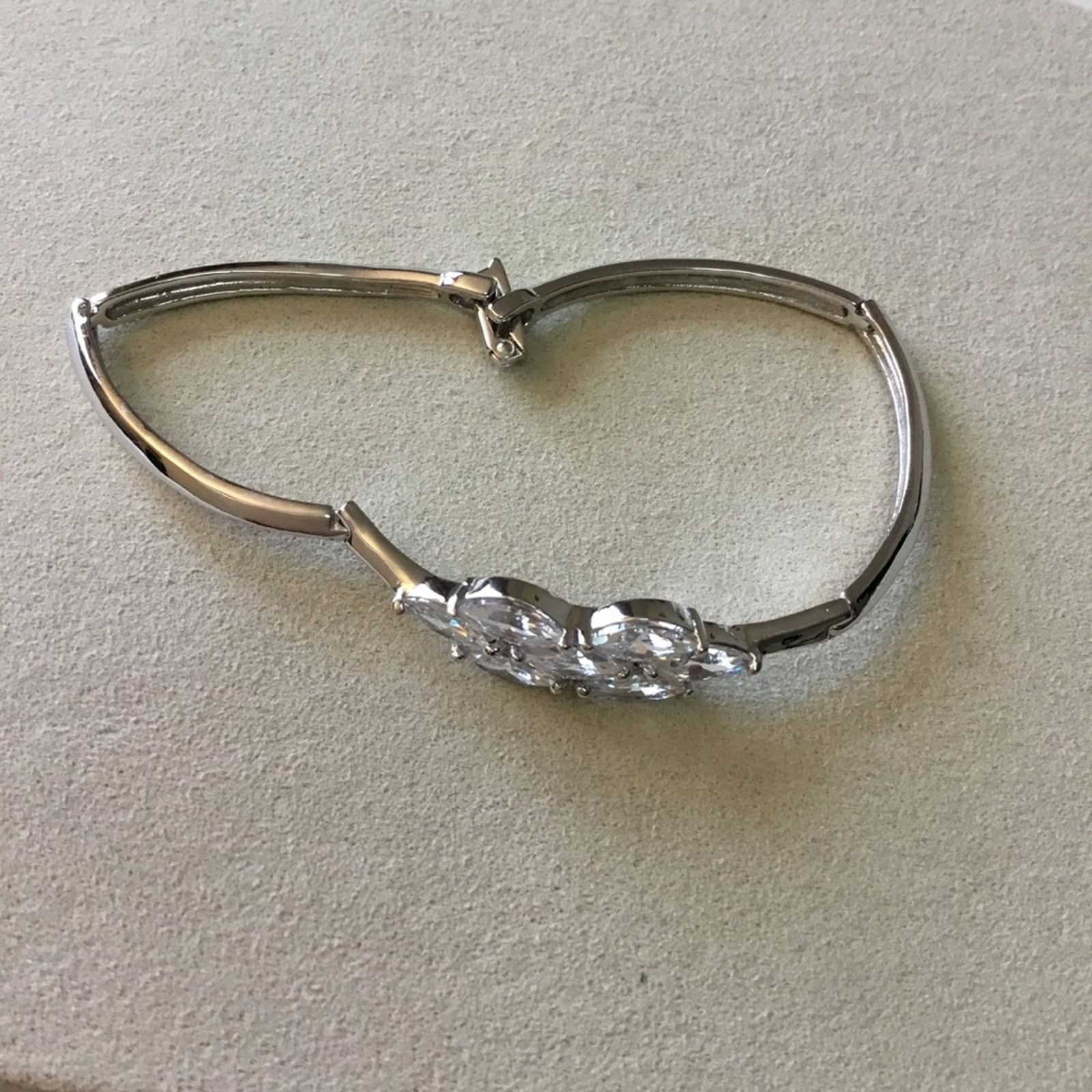 Other Elegant Silver Crystal Flower Bracelet Size ONE SIZE - 5 Thumbnail