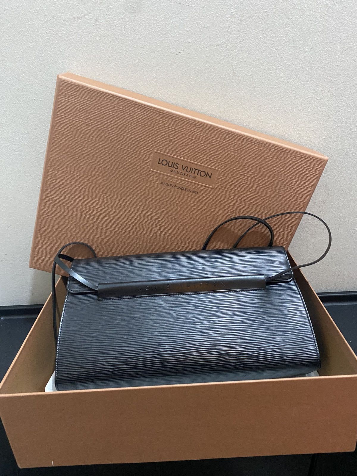 Louis Vuitton LOUIS VUITTON BLACK LEATHER HANDBAG Size ONE SIZE - 2 Thumbnail