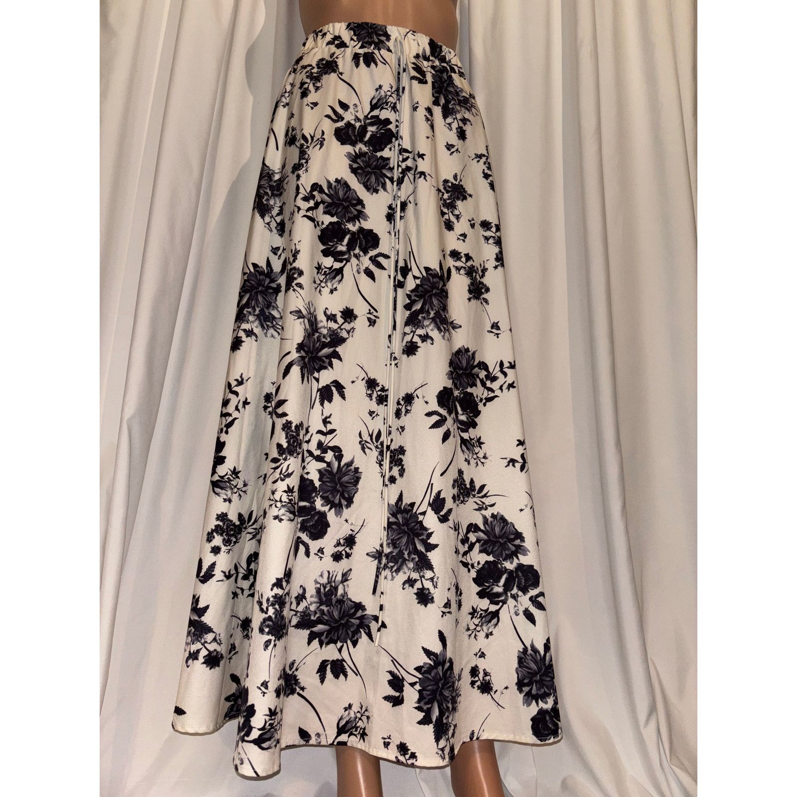 The Unbranded Brand Black & White Floral Maxi Skirt - Size Small Size S / US 4 / IT 40 - 3 Thumbnail