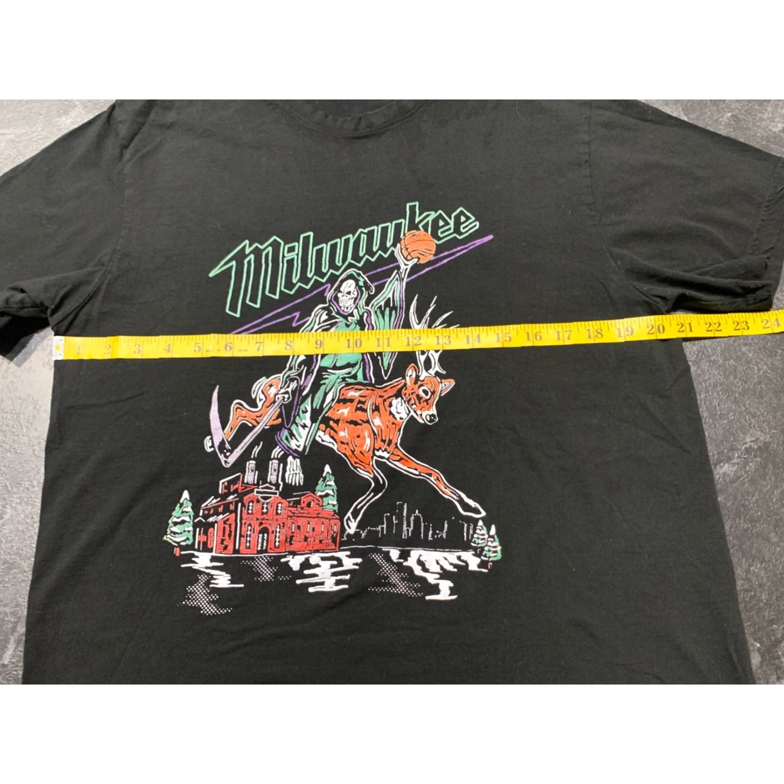 Vintage VINTAGE Milwaukee Bucks T-Shirt Men Medium Black NBA 90s Skull USA Short Sleeve Mens M Size US M / EU 48-50 / 2 - 6 Thumbnail