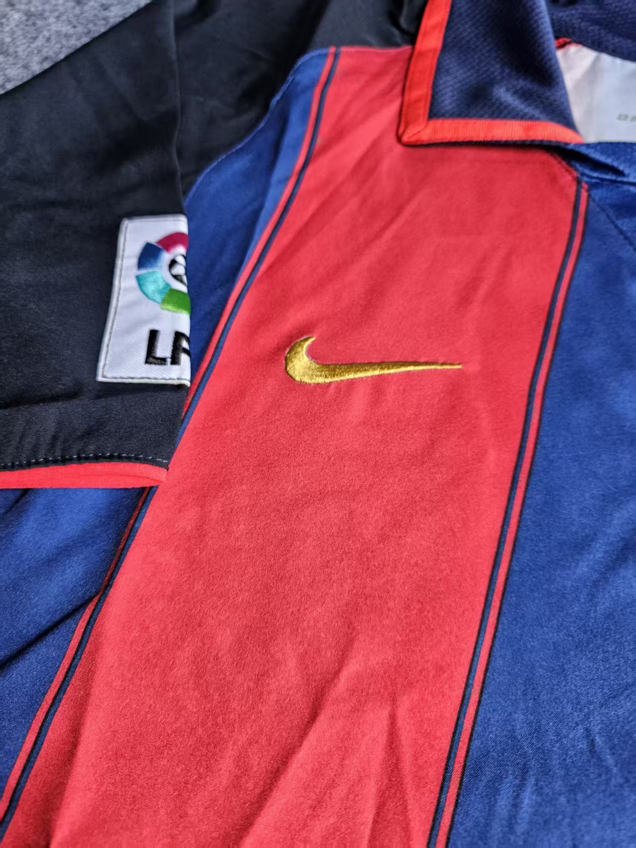 Other 2003 04 Barcelona Jersey Home Size US M / EU 48-50 / 2 - 6 Thumbnail