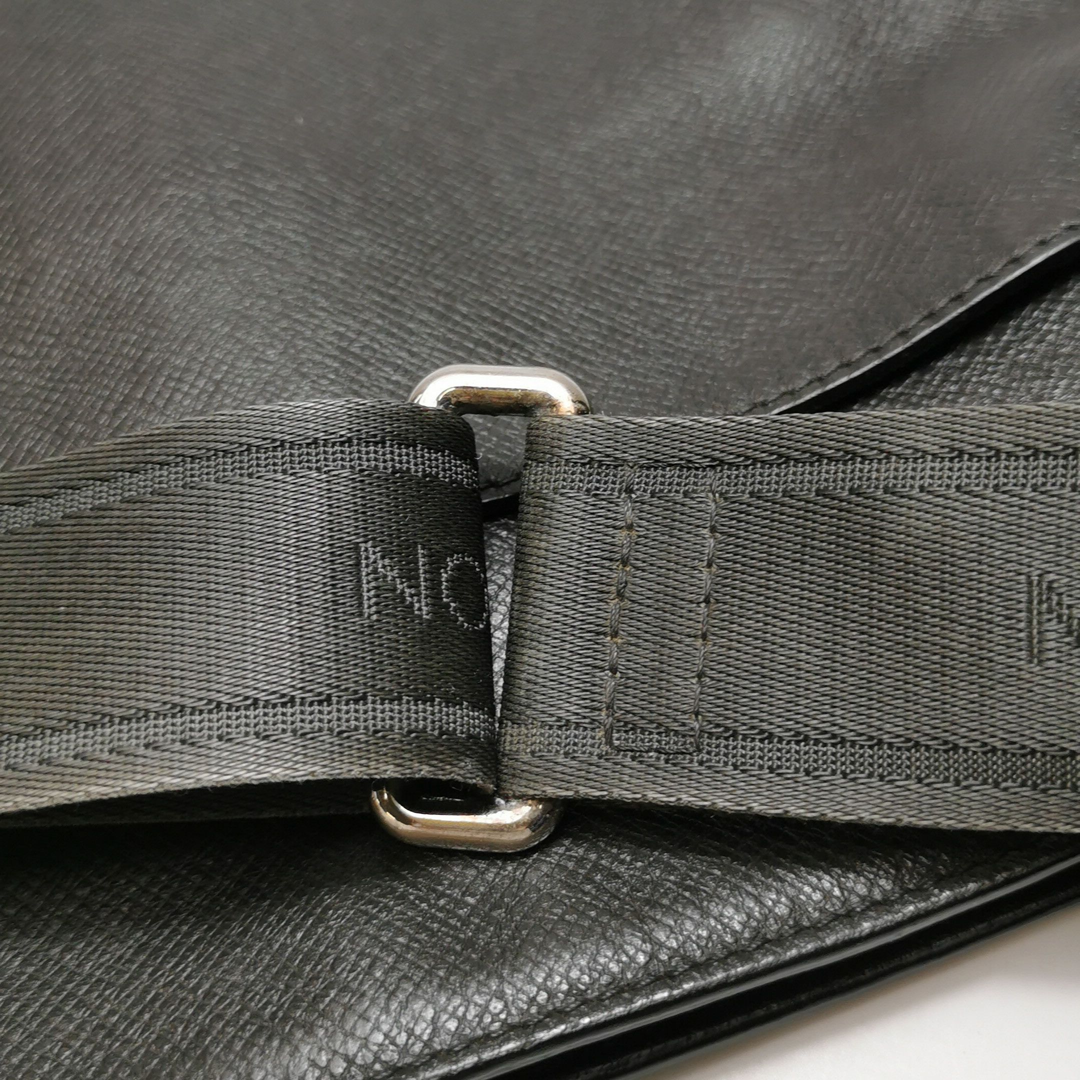 Louis Vuitton Louis Vuitton (LV) Cowhide Solid Zipper Crossbody Bag -y250 Size ONE SIZE - 1 Thumbnail