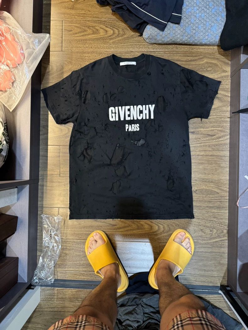 Givenchy Givenchy Big short-sleeved shirt, XXS size, length 73 cm Size US XXS / EU 40 - 1 Thumbnail