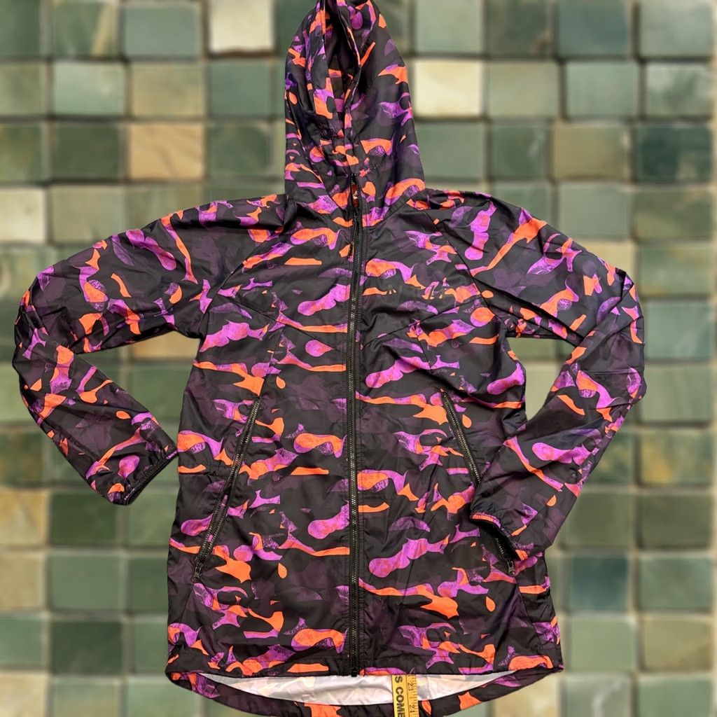 Nike VINTAGE Nike Windrunner Jacket Woman S Purple Windbreaker T/F Camo Vivid Purple-Bright Crimson Windrunner Womens Windbreaker S Size S / US 4 / IT 40 - 1 Thumbnail