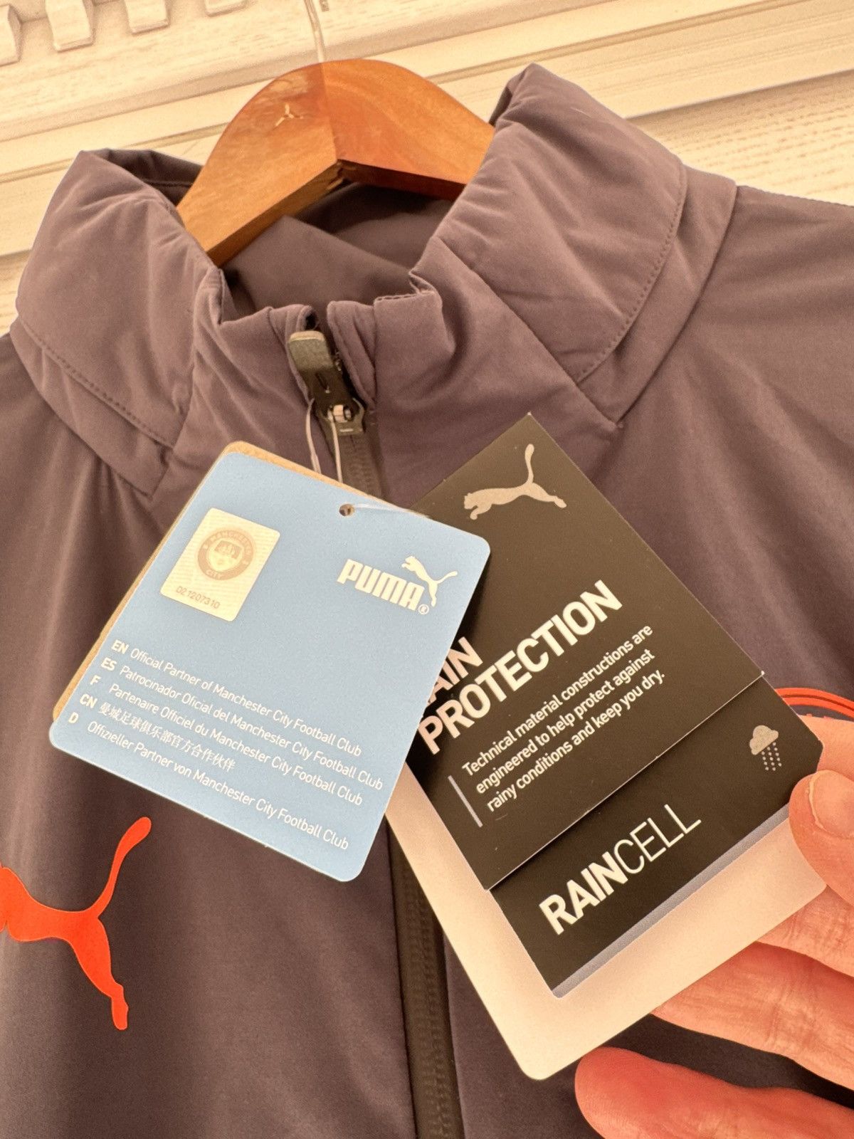 Puma Manchester City 2023-2024 Soccer Hooded Rain Jacket Jersey Size US L / EU 52-54 / 3 - 8 Thumbnail
