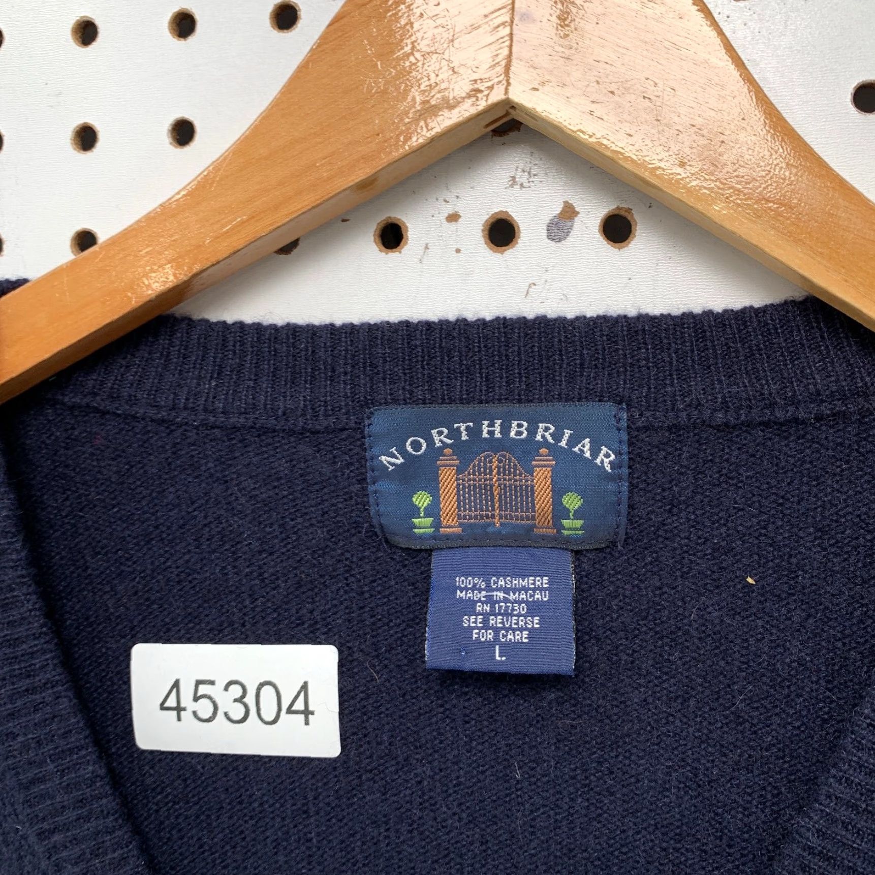 Vintage VINTAGE Northbriar Sweater Mens Large 100% Cashmere Navy Blue V-Neck Pullover Knit Winter Casual Mens Size US L / EU 52-54 / 3 - 5 Thumbnail