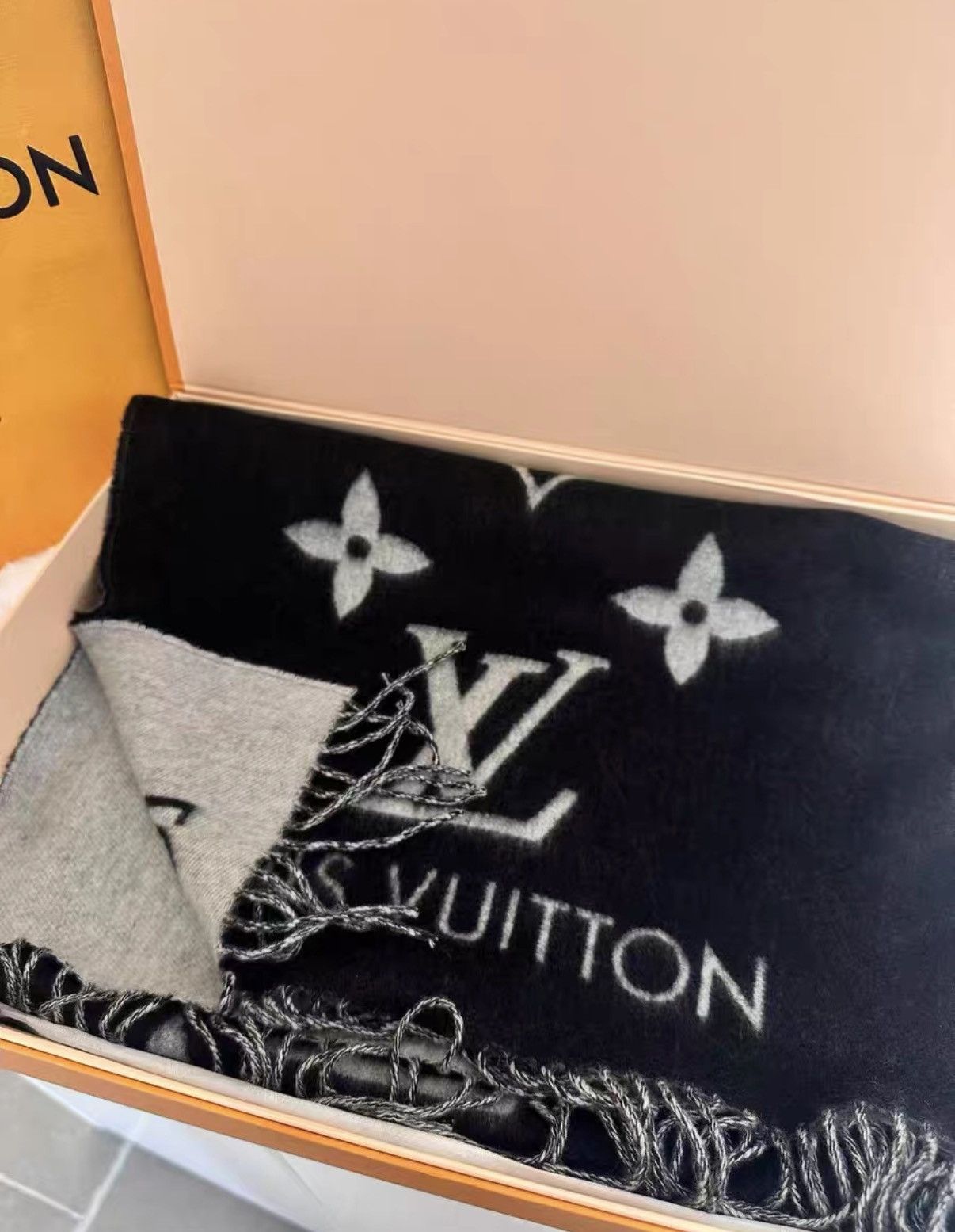 Louis Vuitton Louis Vuitton Reversible Full-print Cashmere Scarf J38 Size ONE SIZE - 3 Thumbnail