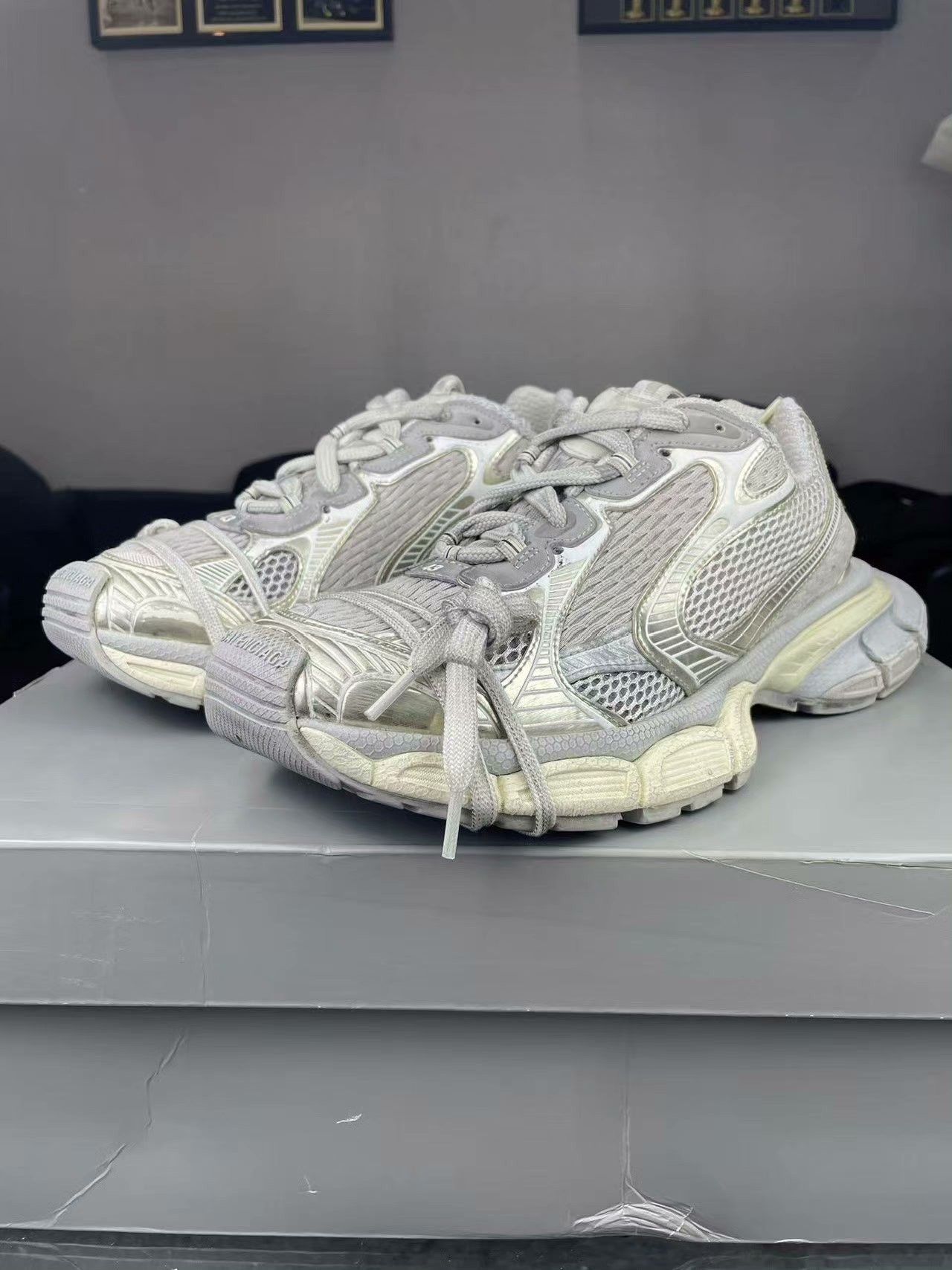 Balenciaga Balenciaga Gold Lowtop Sneakers 10 Men Size US 10 / EU 43 - 1 Thumbnail