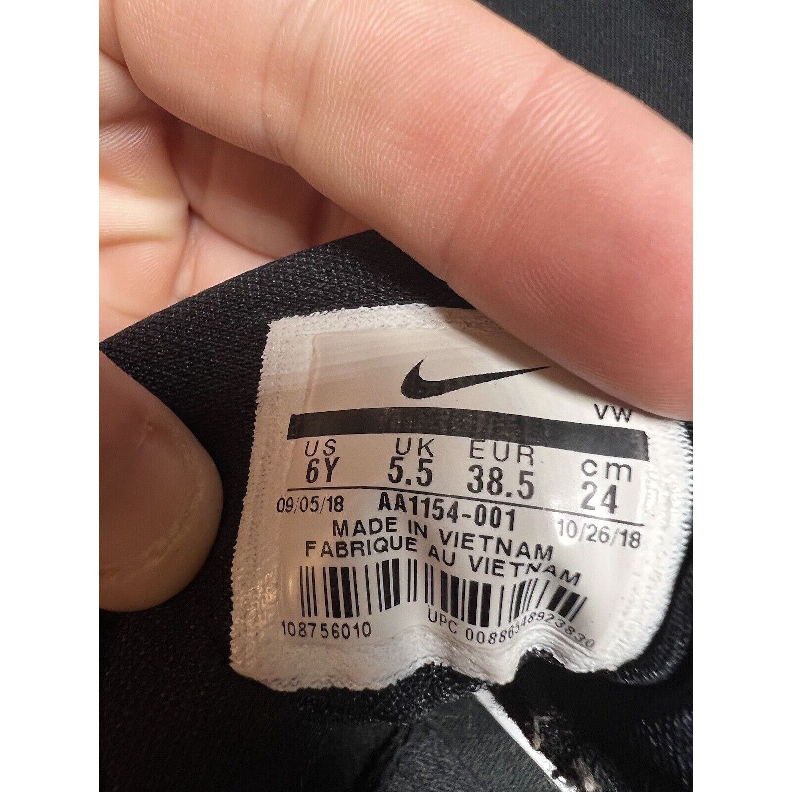 Nike Nike Boys Kyrie Irving Flytrap Black/White Shoes Size 6Y Size US 6 / EU 39 - 7 Thumbnail