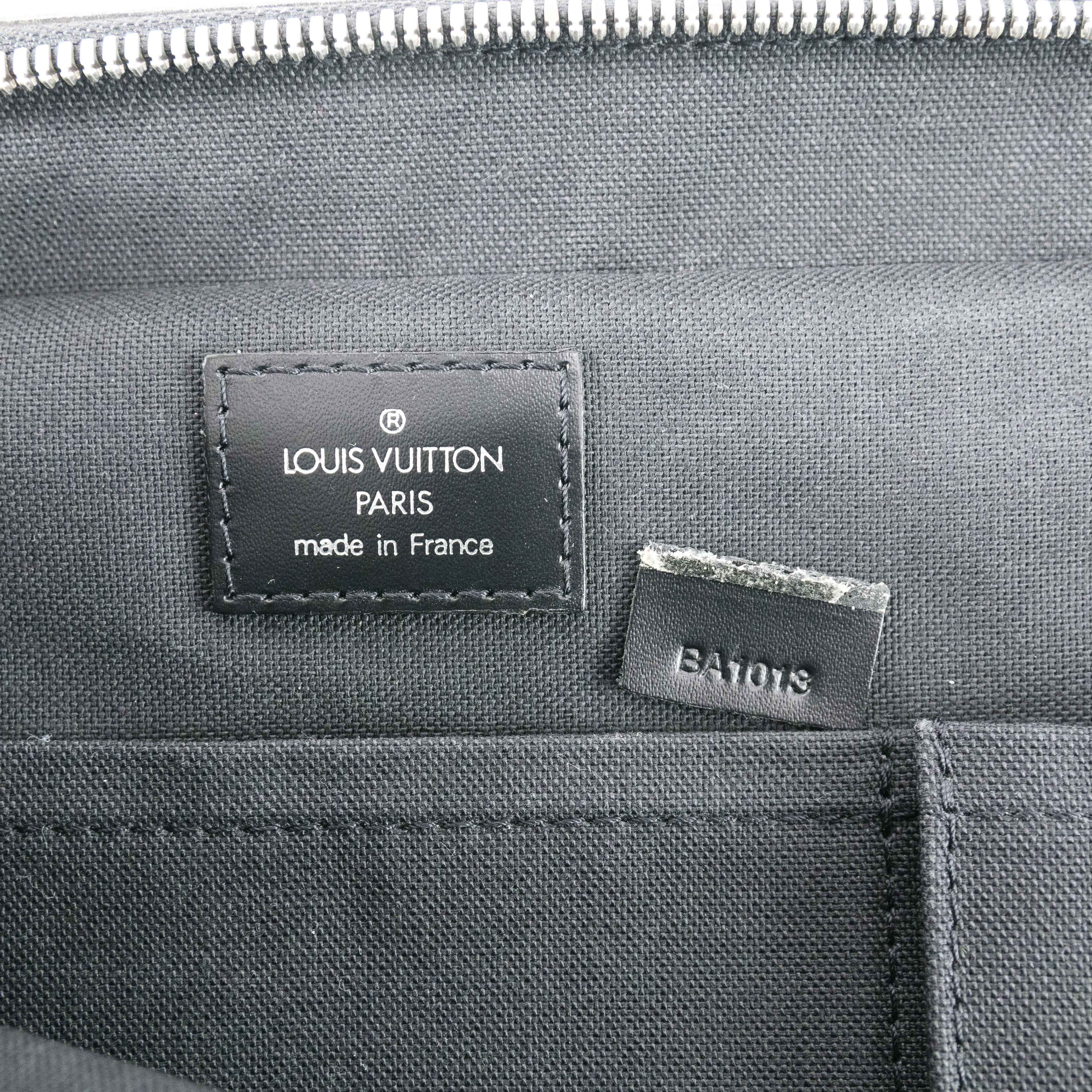 Louis Vuitton Louis Vuitton Taiga Leather District PM Messenger Bag Size ONE SIZE - 19 Thumbnail