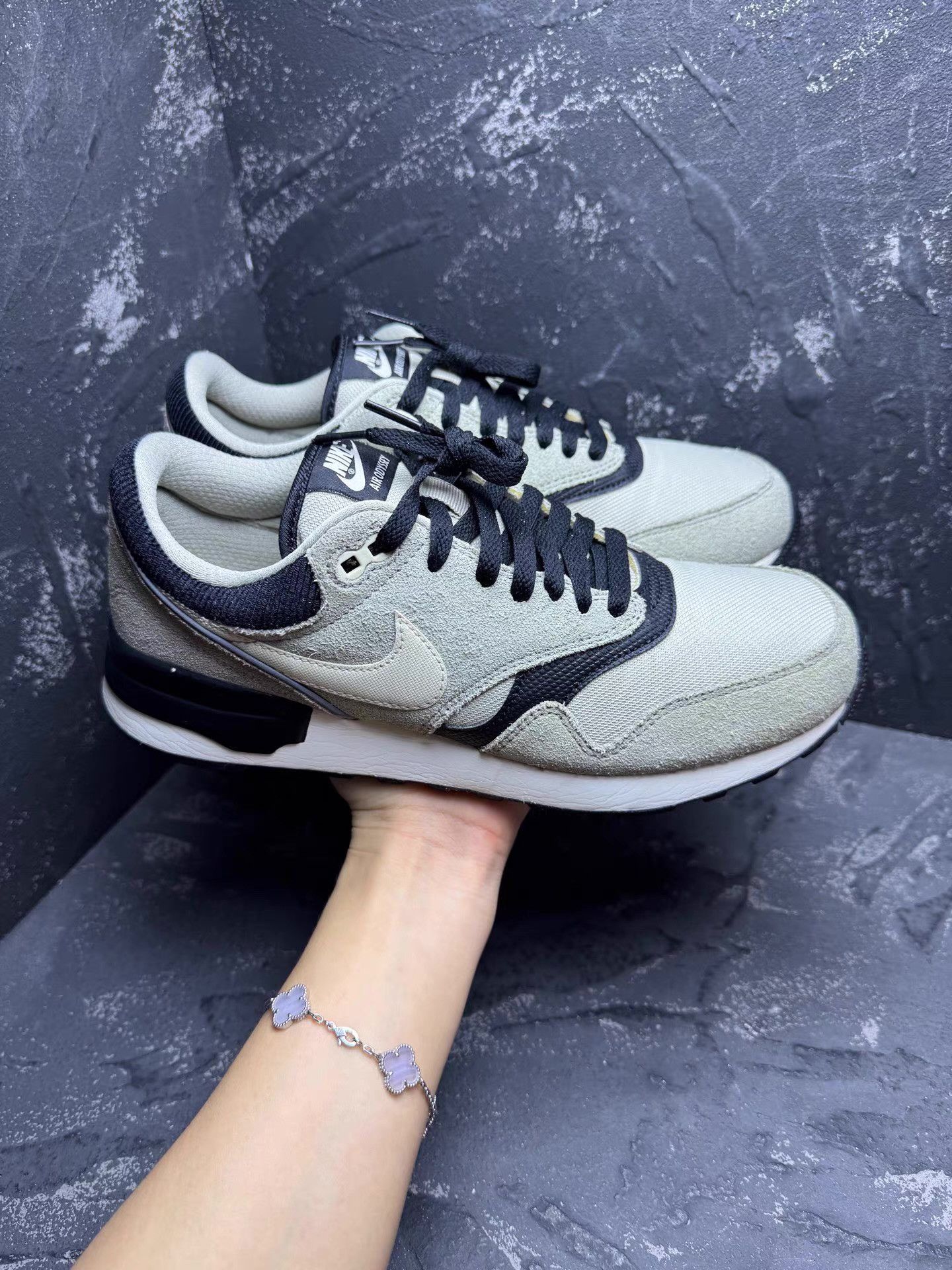 Nike Nike Black & White Suede Running Shoes Q10 Size US 8.5 / EU 41-42 - 2 Thumbnail
