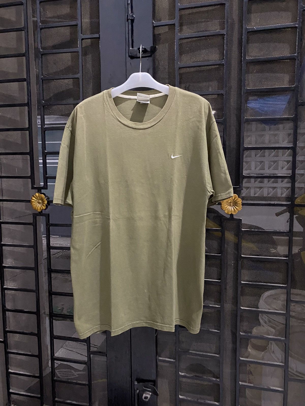 Nike Vintage nike small swoosh olive green tee Size US L / EU 52-54 / 3 - 1 Thumbnail