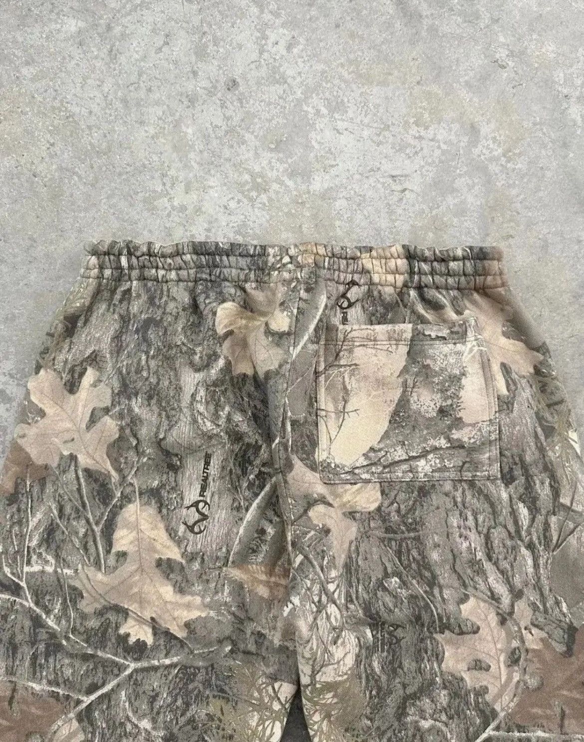 Japanese Brand × Realtree Vintage Real Tree Camouflage Baggy Sweatpants Size US 31 - 2 Thumbnail