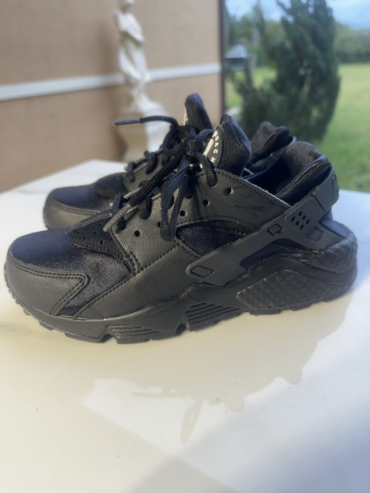 Nike Nike Air Huarache Black (Women's) Shoes Size US 6 / IT 36 - 2 Thumbnail