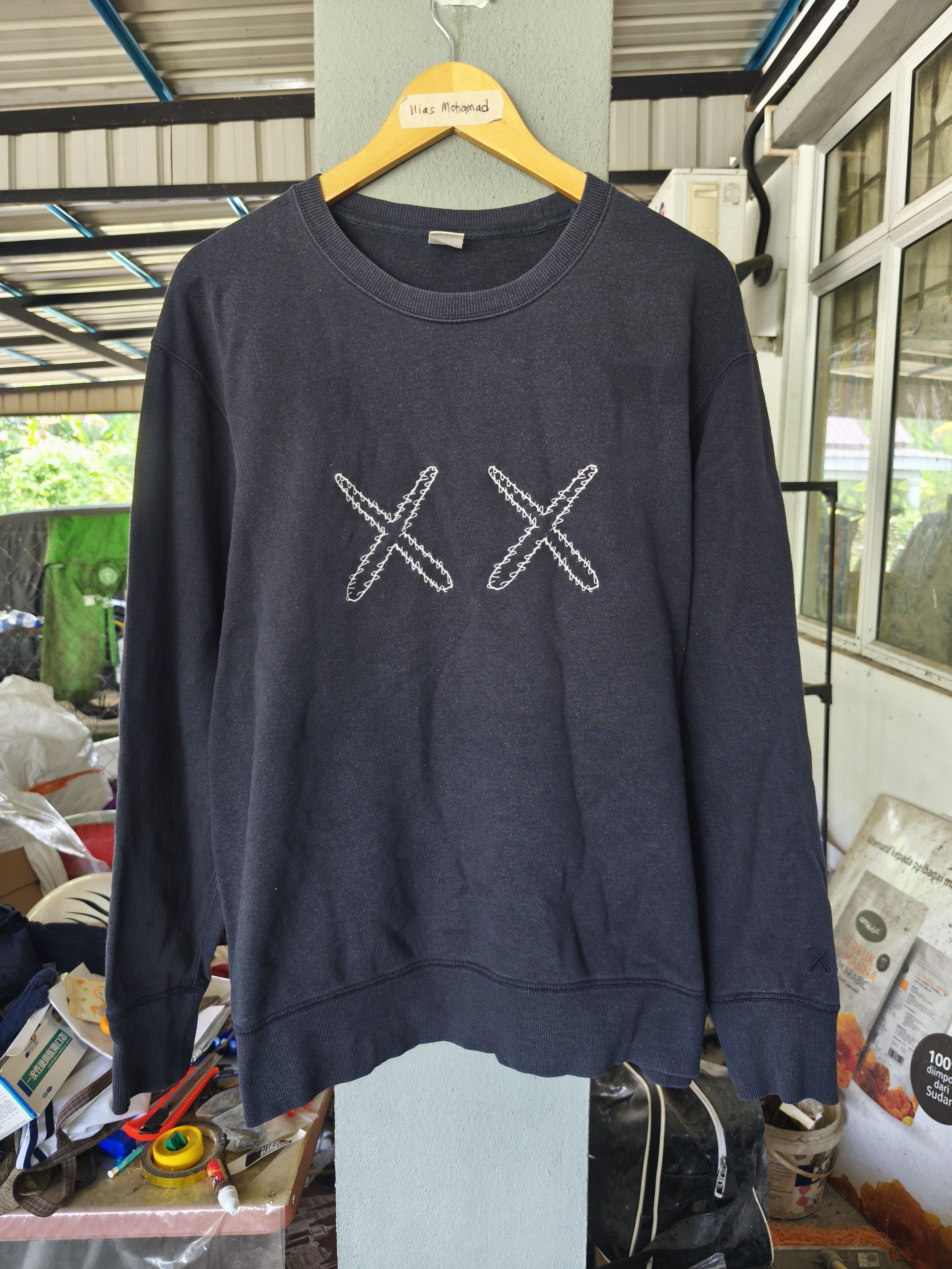 Kaws × Uniqlo UT x KAWS black sweatshirt XL Size US XL / EU 56 / 4 - 1 Thumbnail