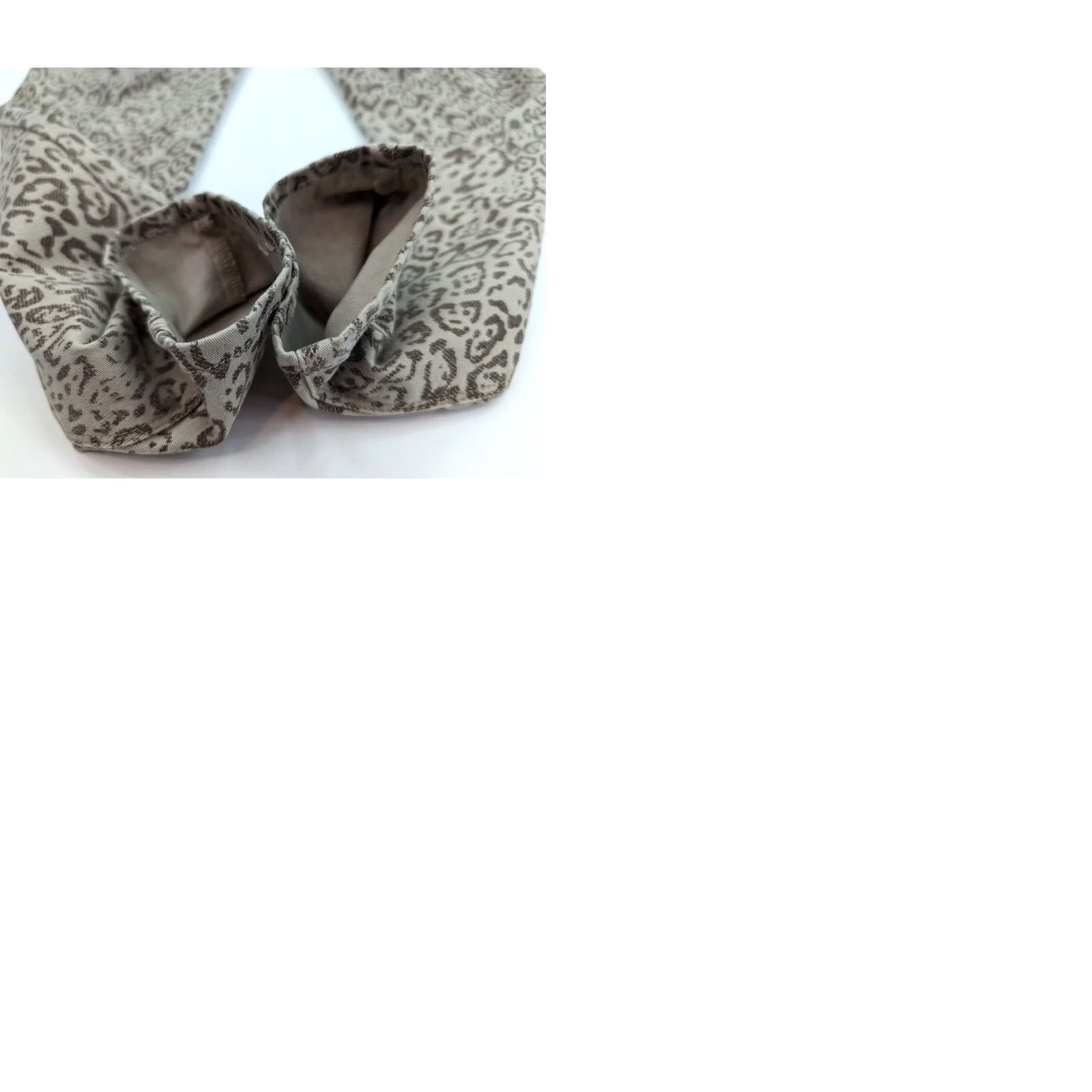 White House Black Market White House Black Market Pants Women 2 Skinny Ankle Leopard Print Multicolor Crop Crop Jeans 28x25 WW Royalty? Size 26" / US 2 / IT 38 - 9 Thumbnail
