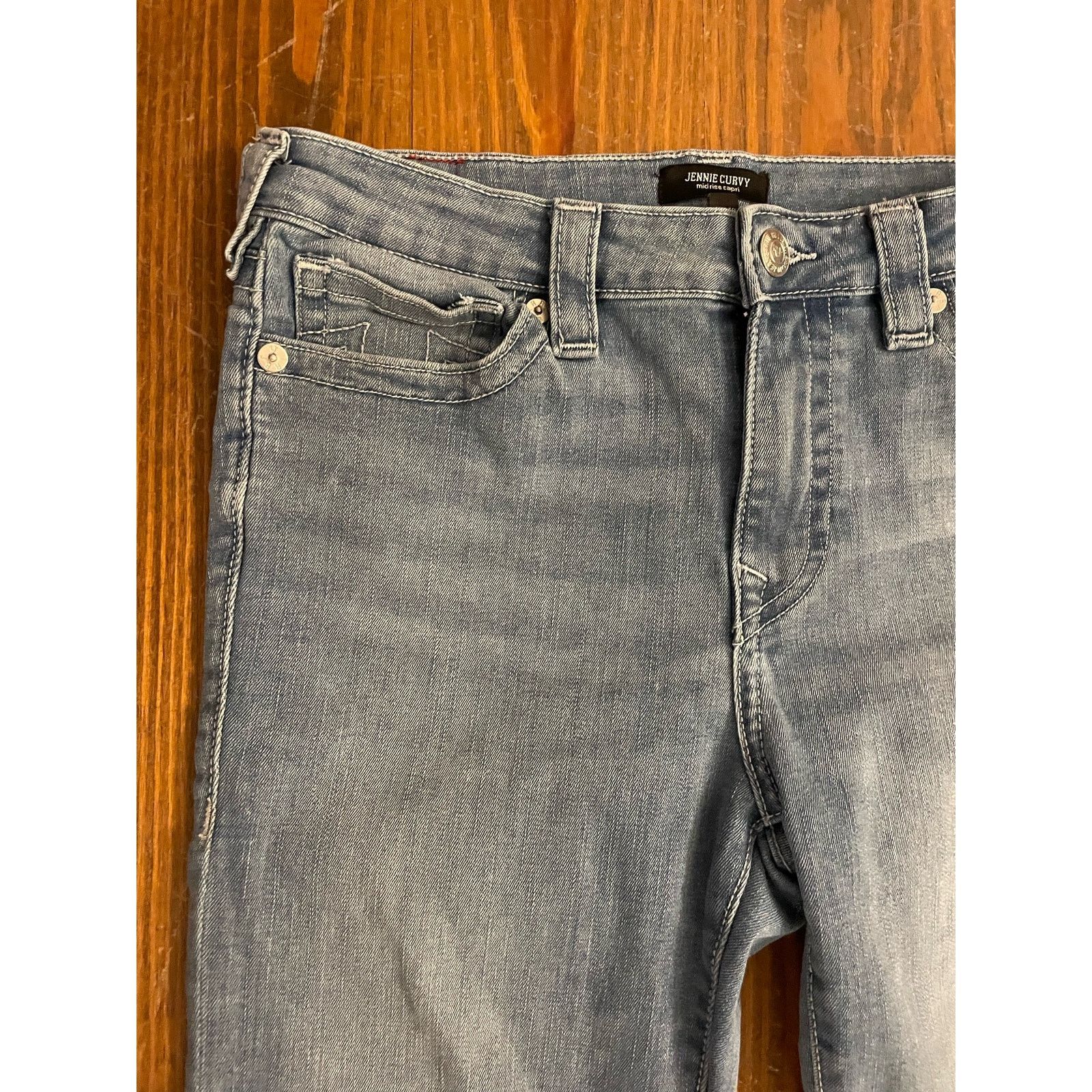 True Religion True Religion Light Wash Jennie Curvy Midrise Capri, size 30 Size 30" / US 8 / IT 44 - 7 Thumbnail