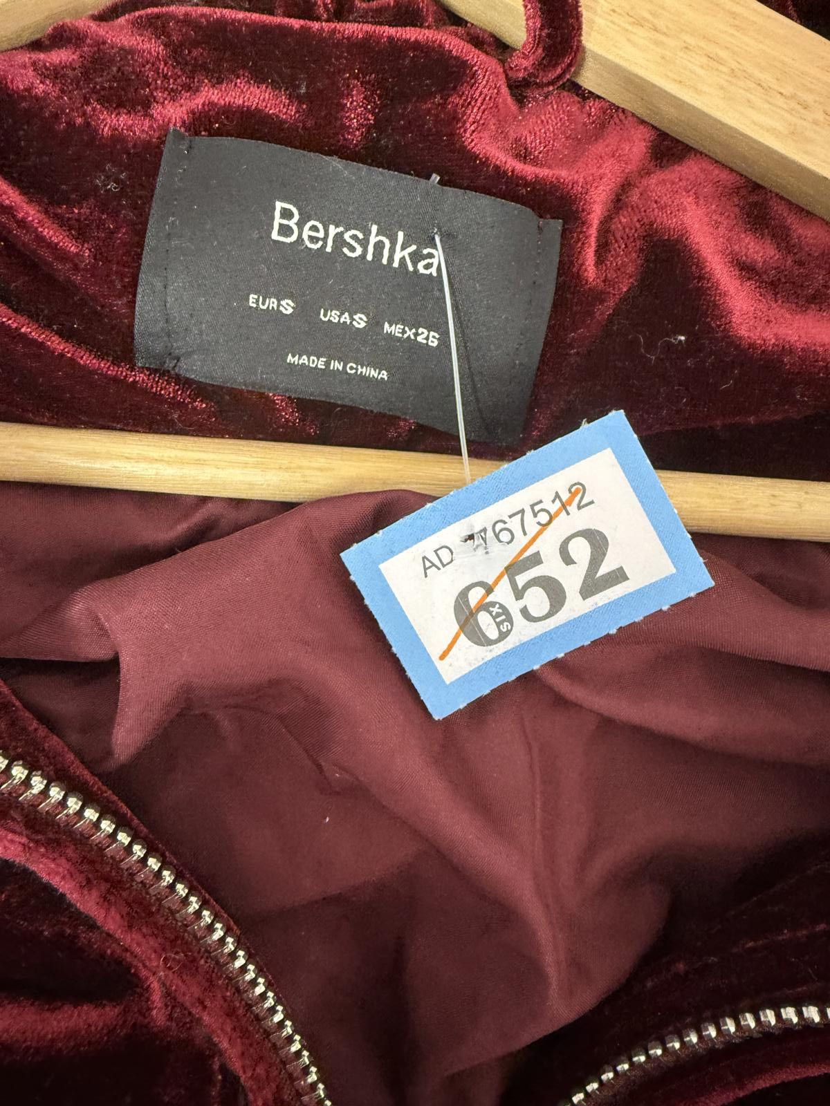 Bershka Bershka Burgundy Velvet Puffer Jacket Size S / US 4 / IT 40 - 2 Thumbnail