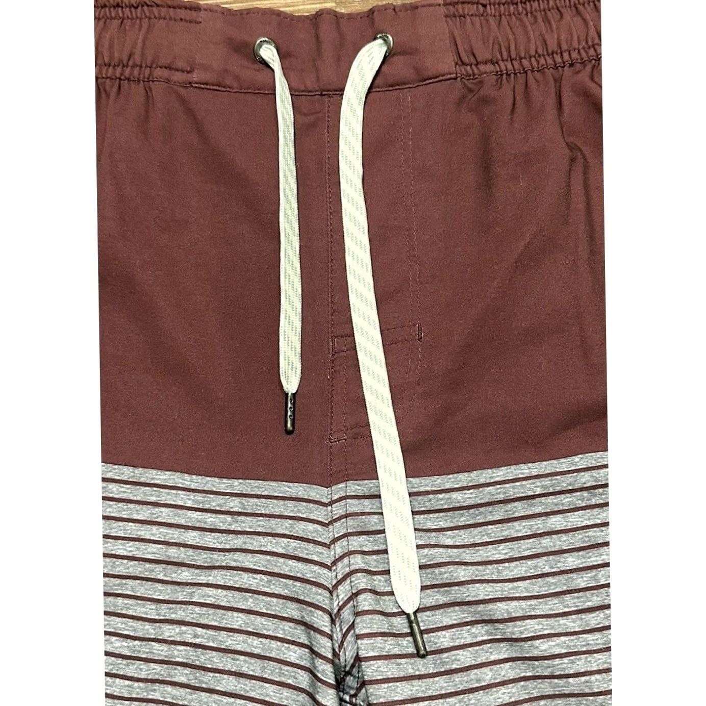Vuori Vuori Trail 2.0 Men’s Performance Active Athletic Shorts V341 Red XL Size US 36 / EU 52 - 2 Thumbnail