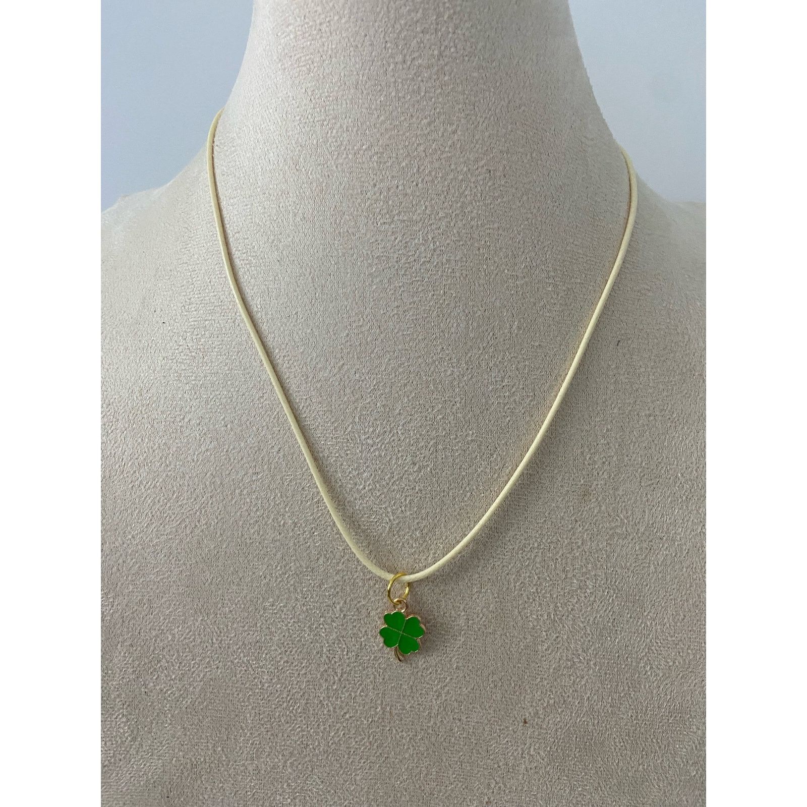 Handmade Bright green shamrock pendant necklace Size ONE SIZE - 1 Thumbnail