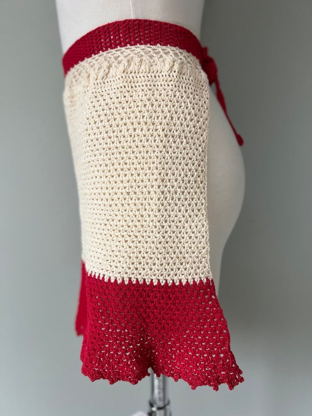 Handmade 1960s Vintage Deadstock Handmade Crochet Rose Kitchen Apron Size ONE SIZE - 3 Thumbnail