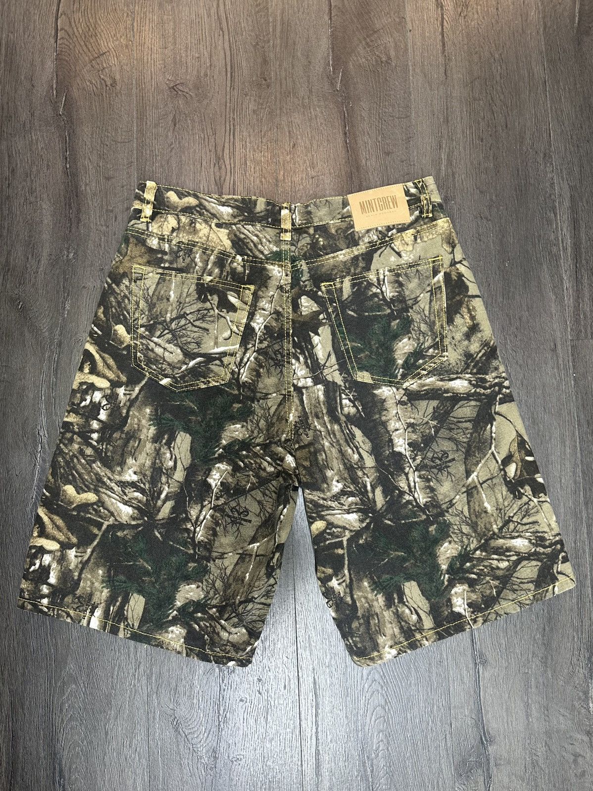 Mintcrew Mintcrew “real tree” jean shorts Size US 38 / EU 54 - 2 Thumbnail