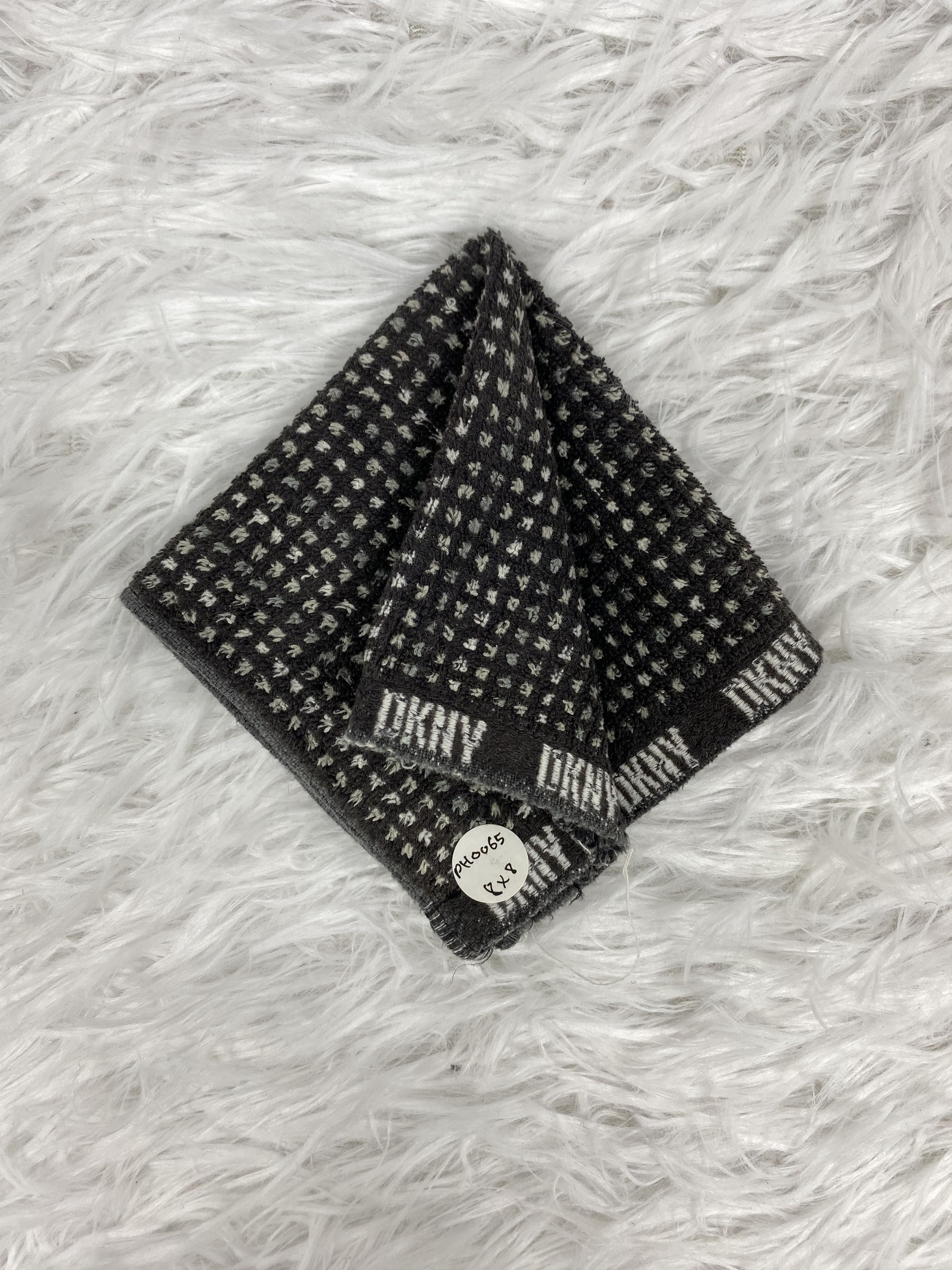 DKNY × Vintage Vintage DKNY Handkerchief PH0065 Size ONE SIZE - 1 Thumbnail
