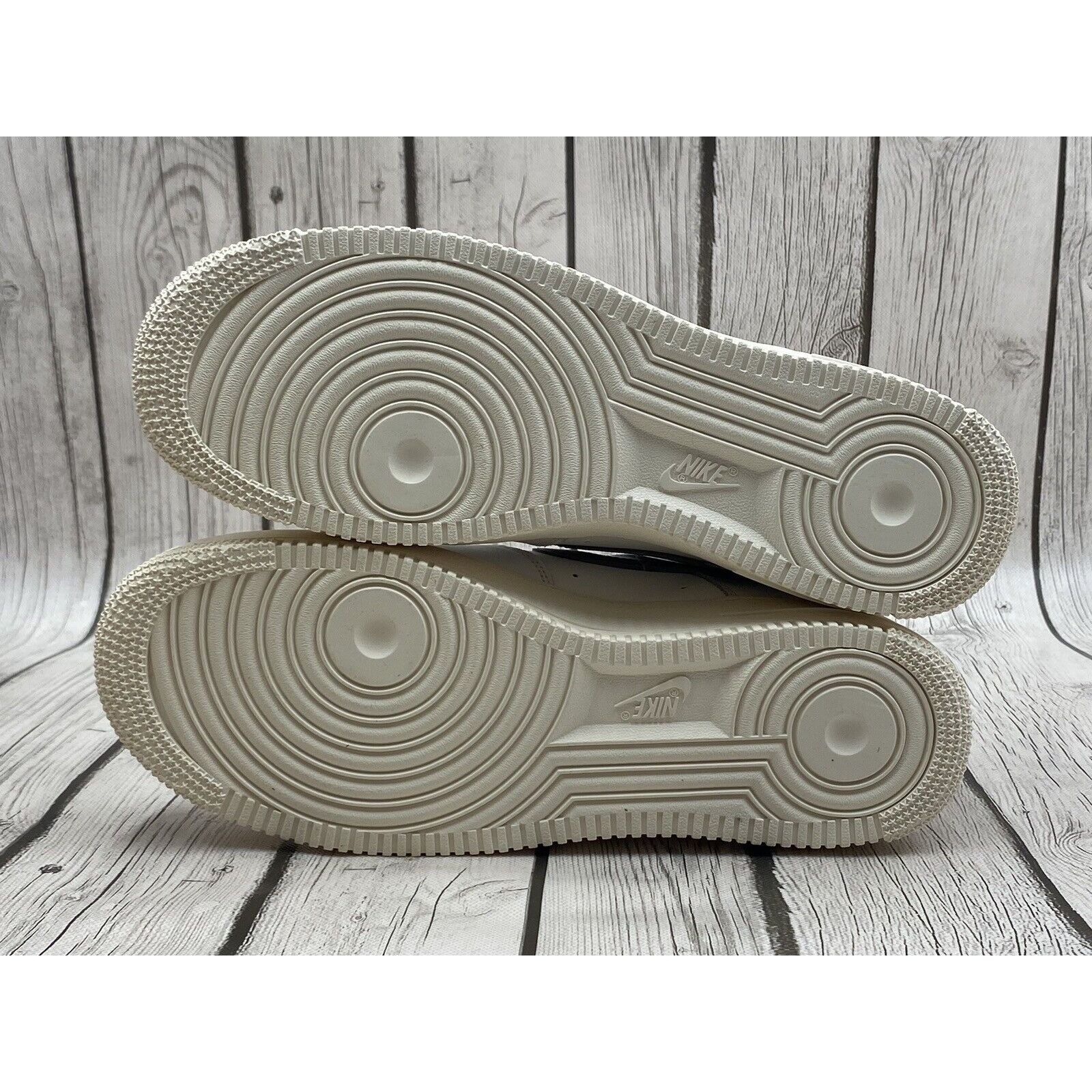 Nike Nike Womens Air Force 1 ‘07 Essential ‘Silver Swoosh’ Size 1 Size US 10.5 / IT 40.5 - 7 Thumbnail
