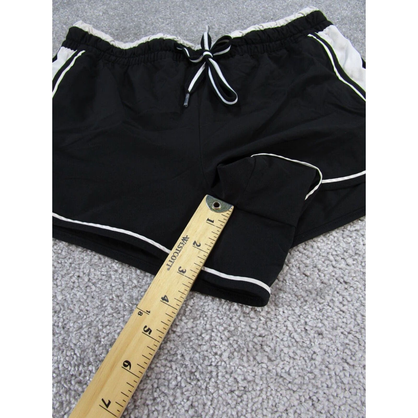 Athleta Athleta Colorblocked Nylon Athletic Shorts Womens Size 6 Black/Gray Size 28" / US 6 / IT 42 - 2 Thumbnail