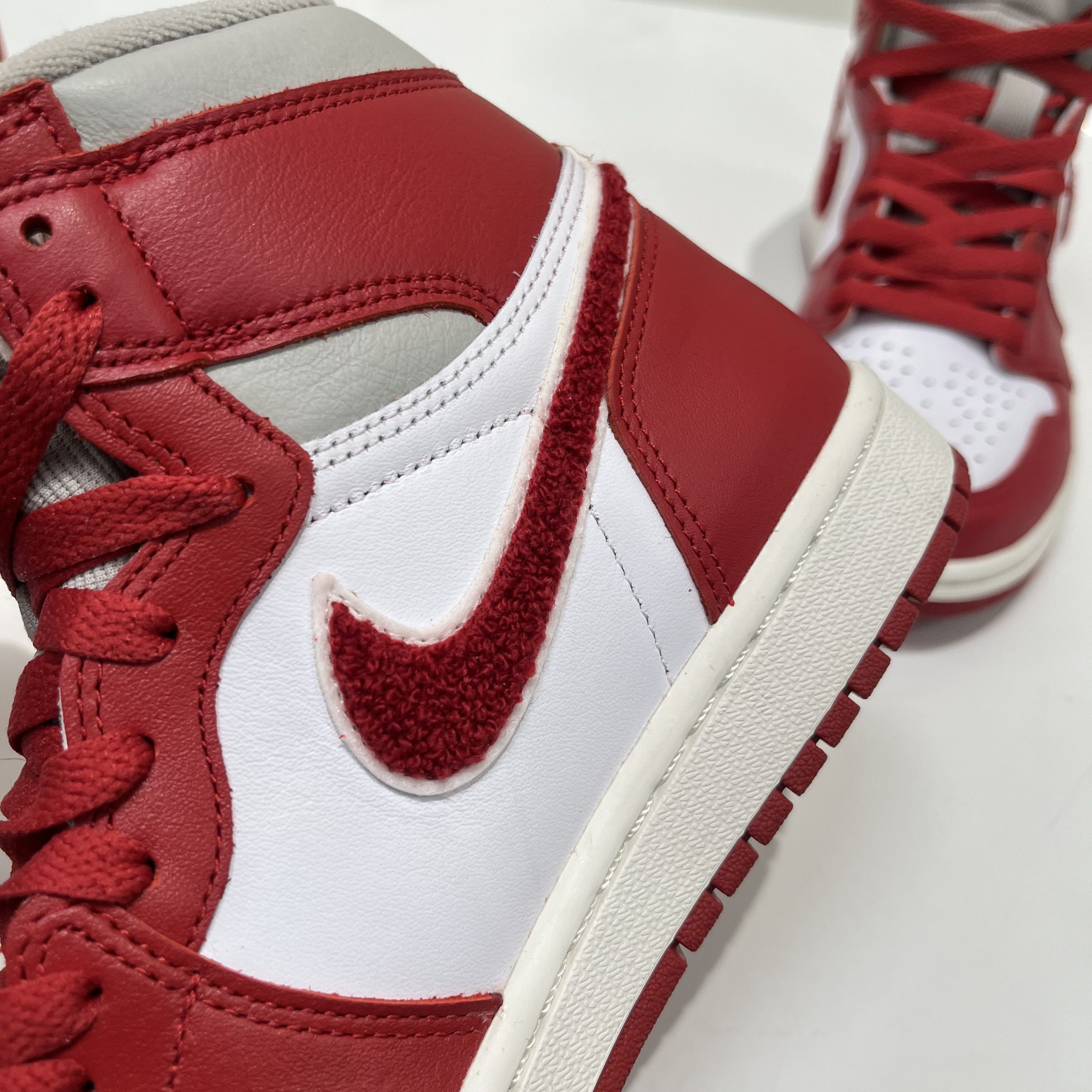 Nike Air Jordan 1 Retro High OG Varsity Red (W) Size US 6.5 / IT 36.5 - 6 Thumbnail