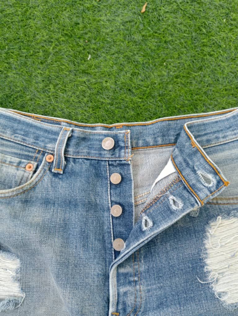Levi's VINTAGE LEVI’S 501 BUTTON 555 SHORT JEANS Size US 31 - 5 Thumbnail