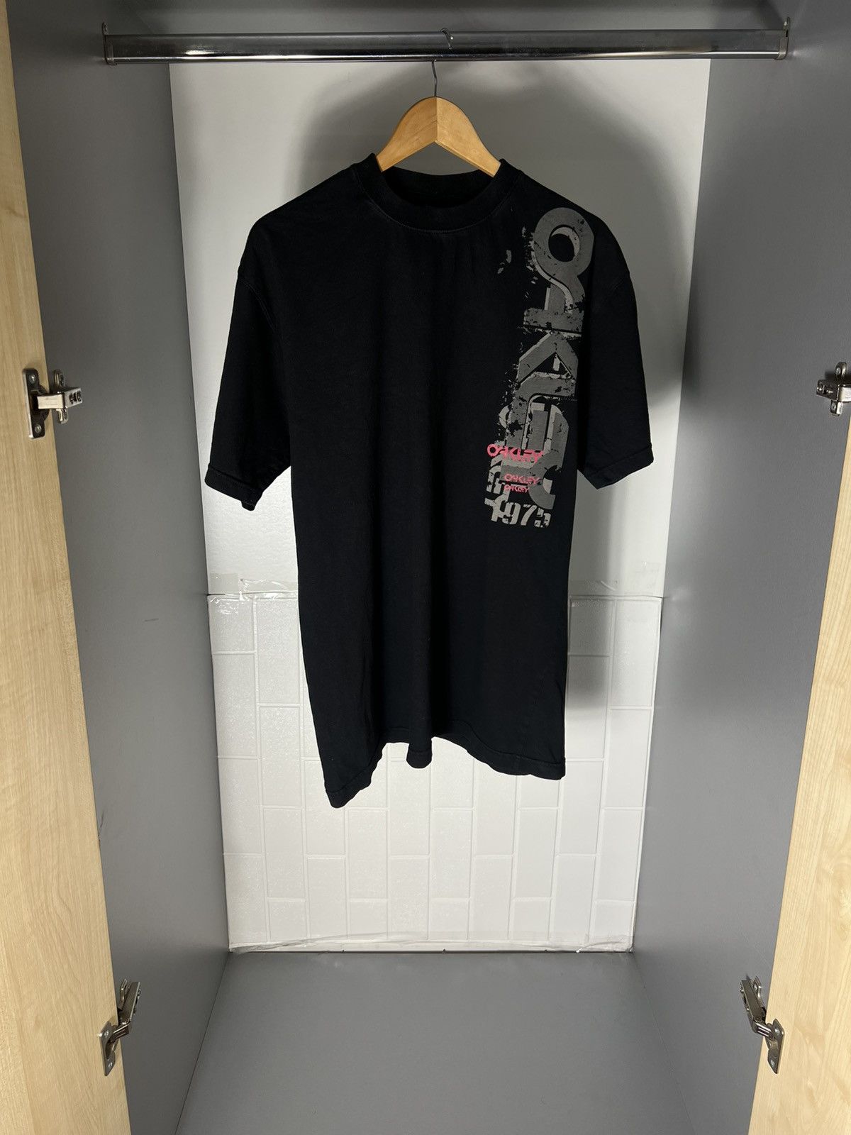 Oakley VINTAGE OAKLEY ART DESIGNER SURF T-SHIRT RETRO SK8 Y2K 90s Size US XL / EU 56 / 4 - 5 Thumbnail