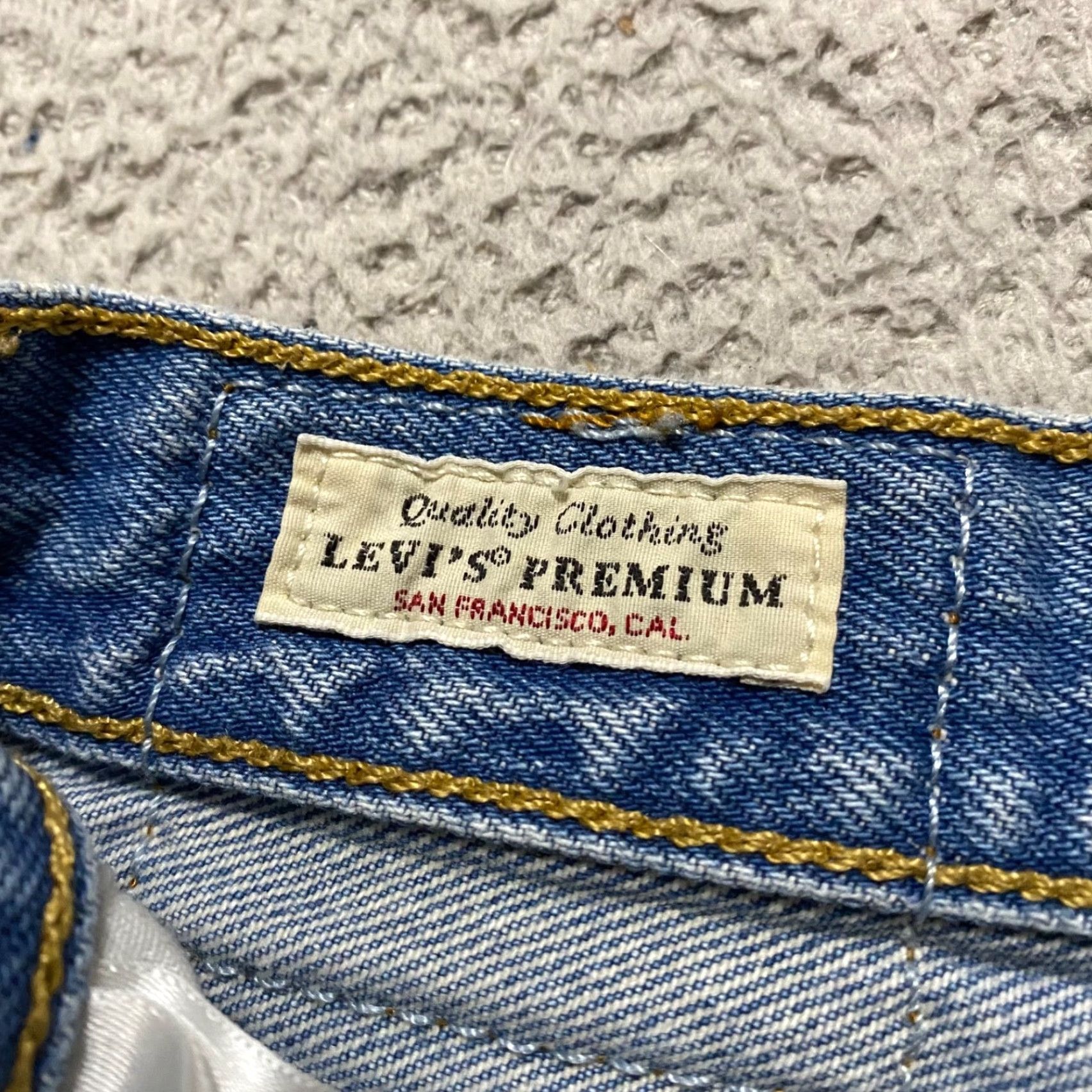 Levi's Levi's 501 Womens Jeans Shorts Blue Denim Medium Wash Cut-Off Inseam 2" 28 in Inseam 2 in Size 28" / US 6 / IT 42 - 4 Thumbnail