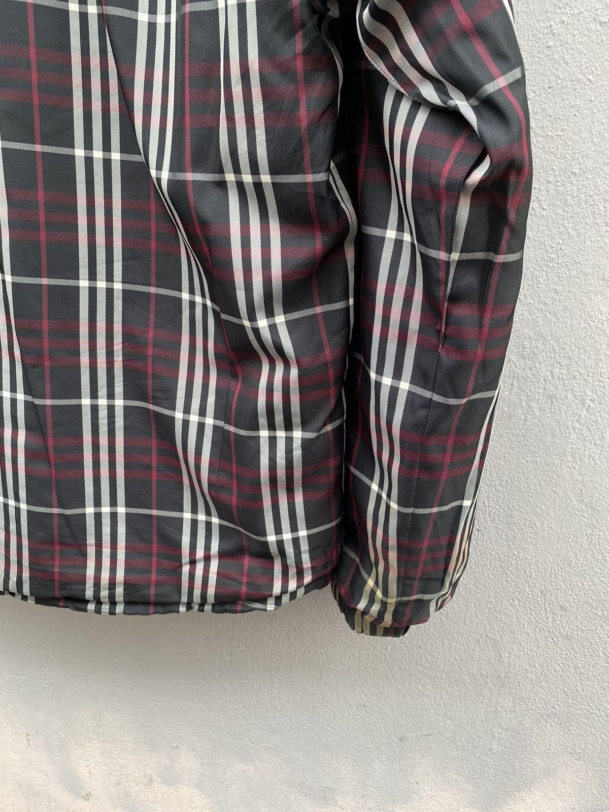 Burberry BURBERRY Blue Label Reversible Iconic Checked Puffer Down Size US M / EU 48-50 / 2 - 11 Thumbnail