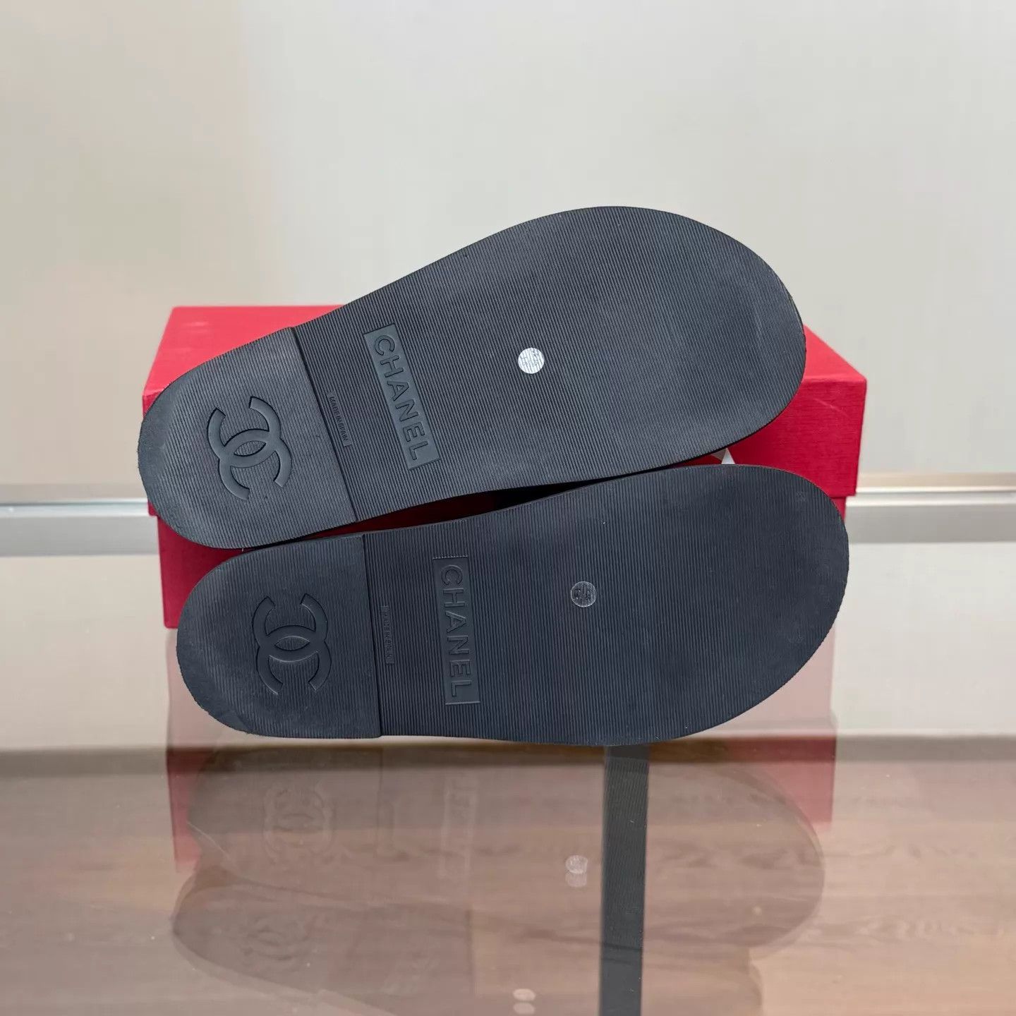 Chanel Chanel 24S Pearl CC Black Slippers 37 Boxed Size US 6.5 / IT 36.5 - 7 Thumbnail