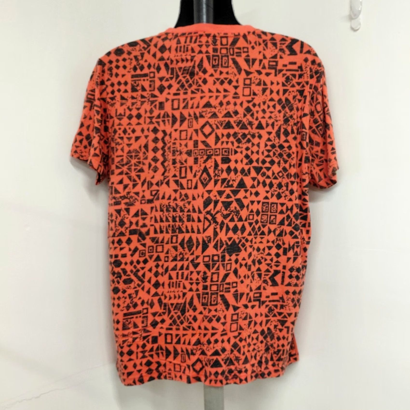 Aeropostale Aeropostale T-Shirt Mens XL Orange/Black Geometric All Over Design Y2K Shirt Regular crew neck Size US XL / EU 56 / 4 - 5 Thumbnail